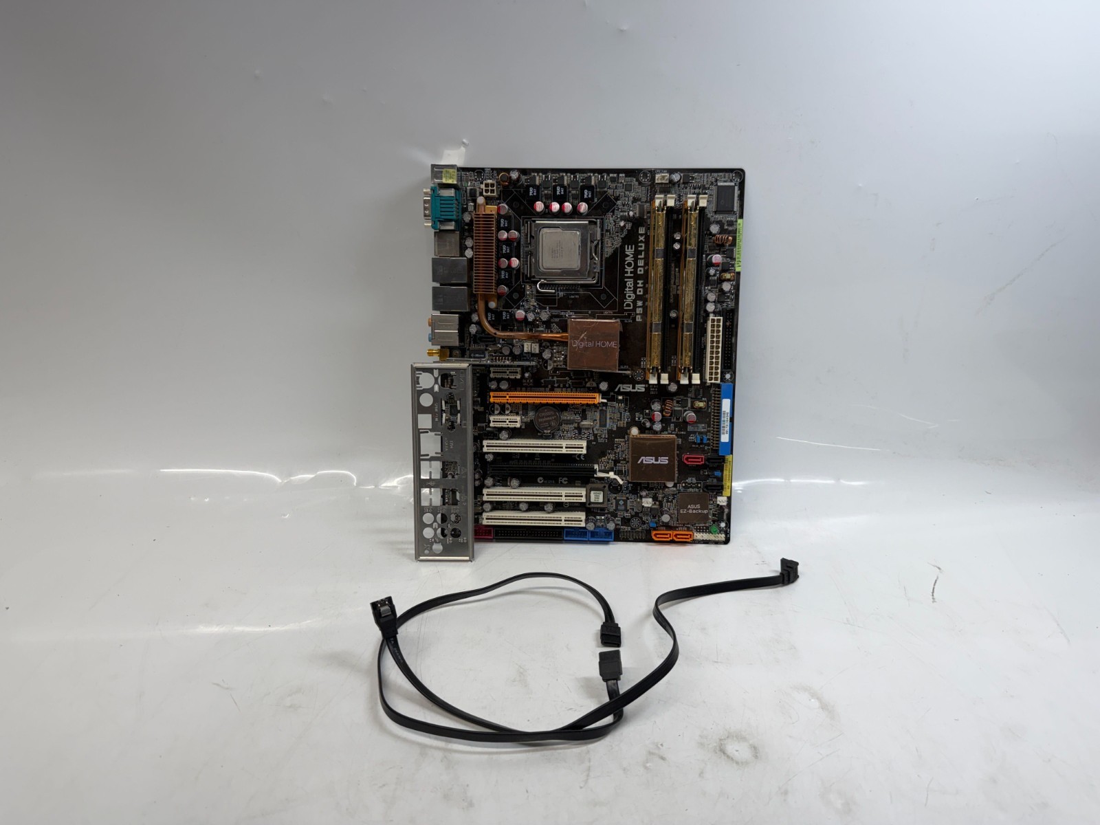 ASUS P5W DH Deluxe Digital Home LGA775 Pentium 2GB DDR2 RAM w/IO ATX