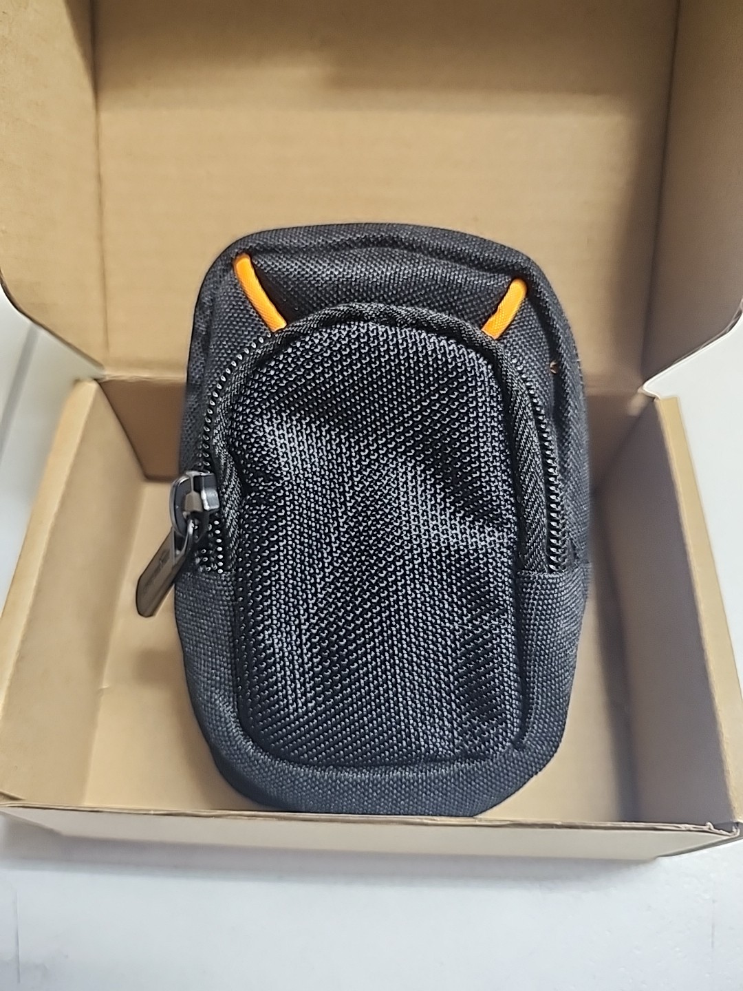 Amazon Basics Medium Point and Shoot Camera Casewith Internal Paddin Black Solid