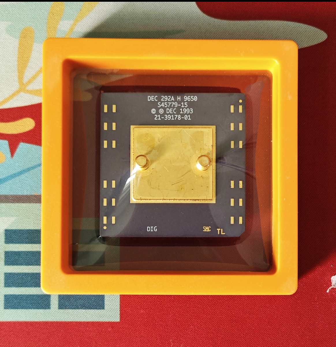Vintage cpu collection: dec s45779-15 Ceramic old cpu with gold plated pins.