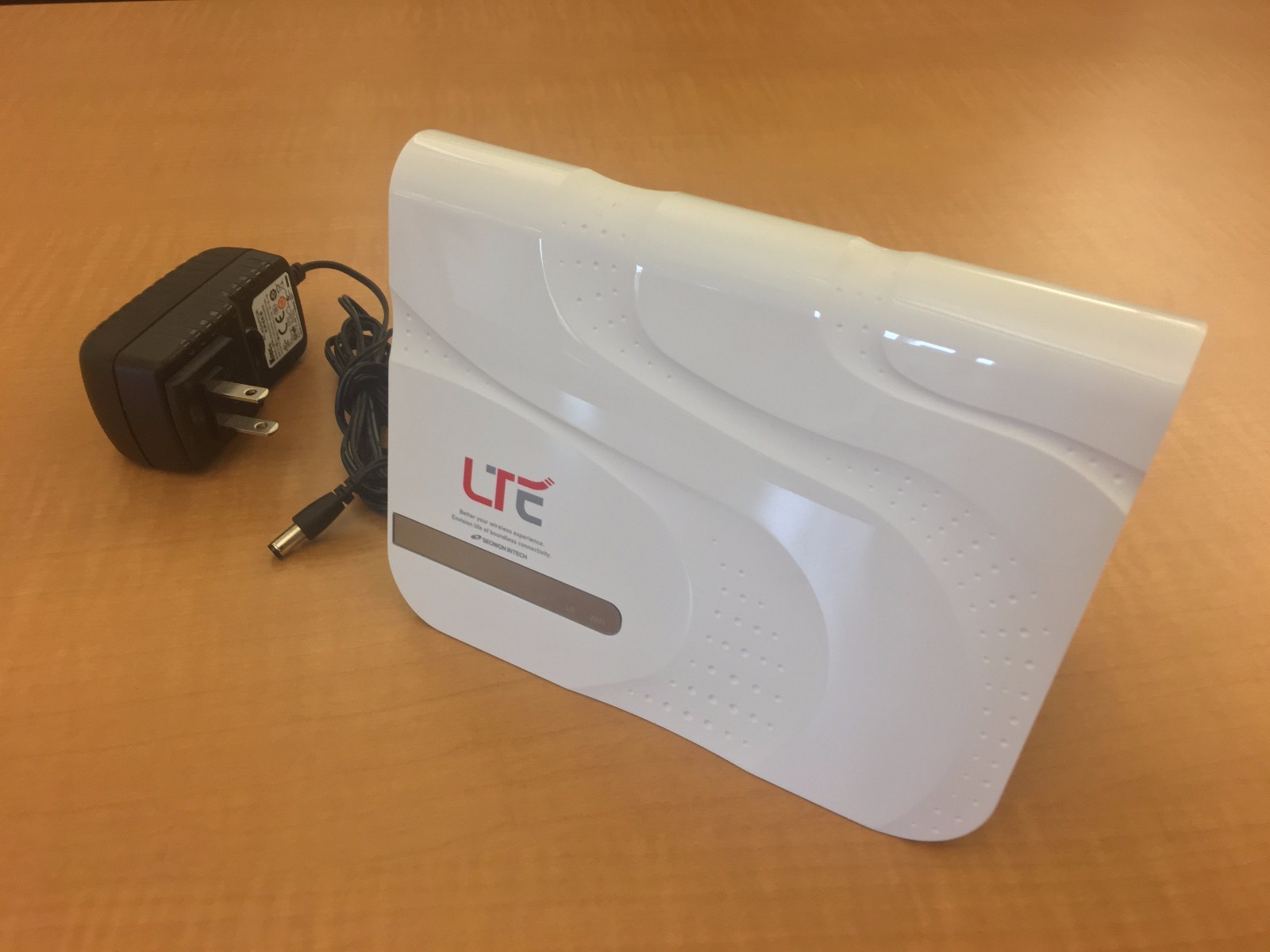 Seowon Intech SLC-120S41 - 2.5 GHz / Band 41 LTE UE CPE
