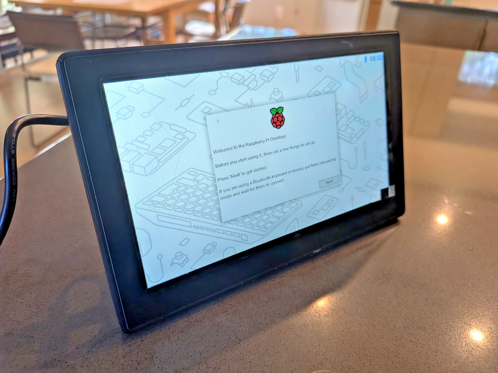 Raspberry Pi 4 4GB Linux Desktop Starter Kit w/7" Touchscreen & Case - Free S/H