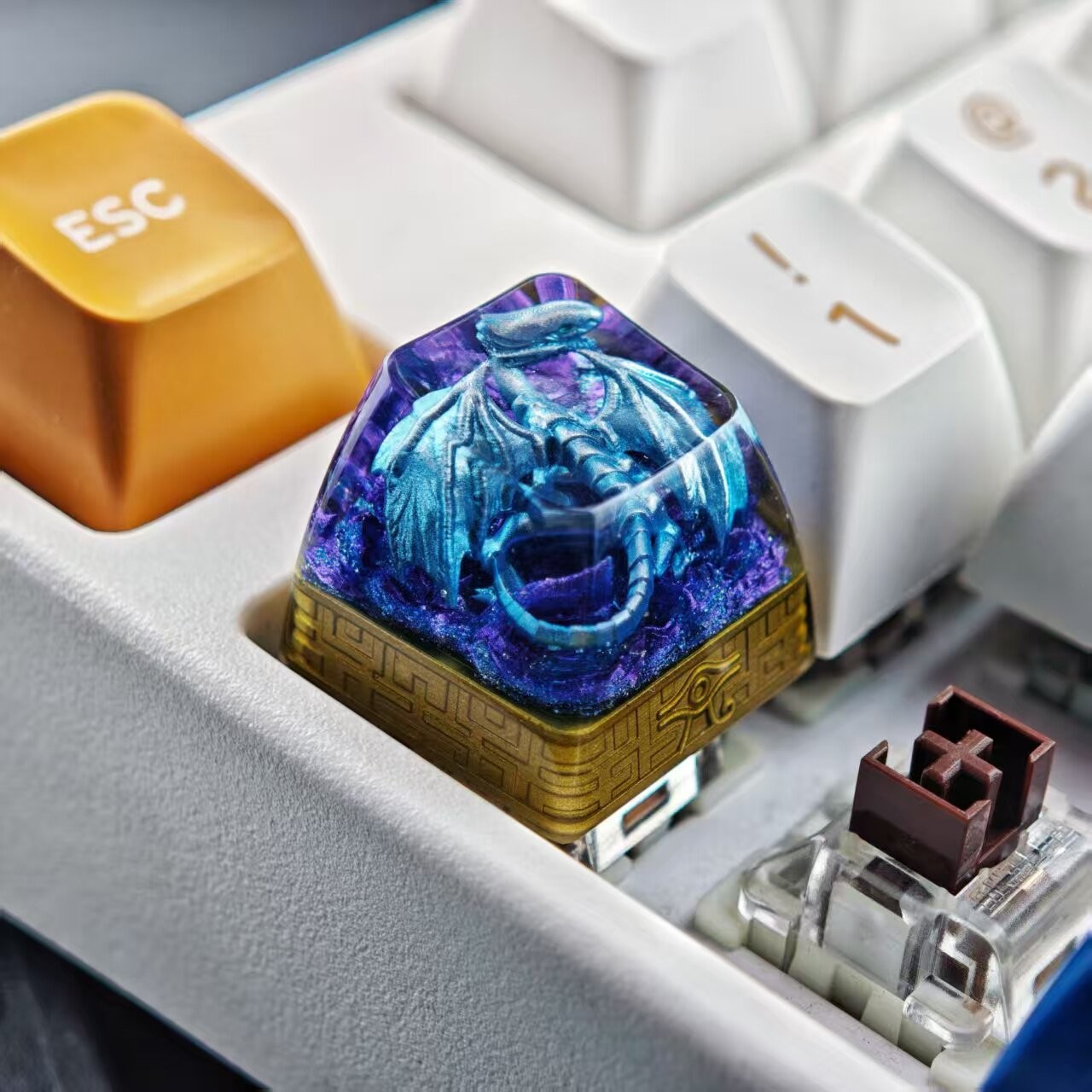 Mechanical Keyboard “Blue-Eyed White Dragon” Transparent Resin Drip-Style Keycap