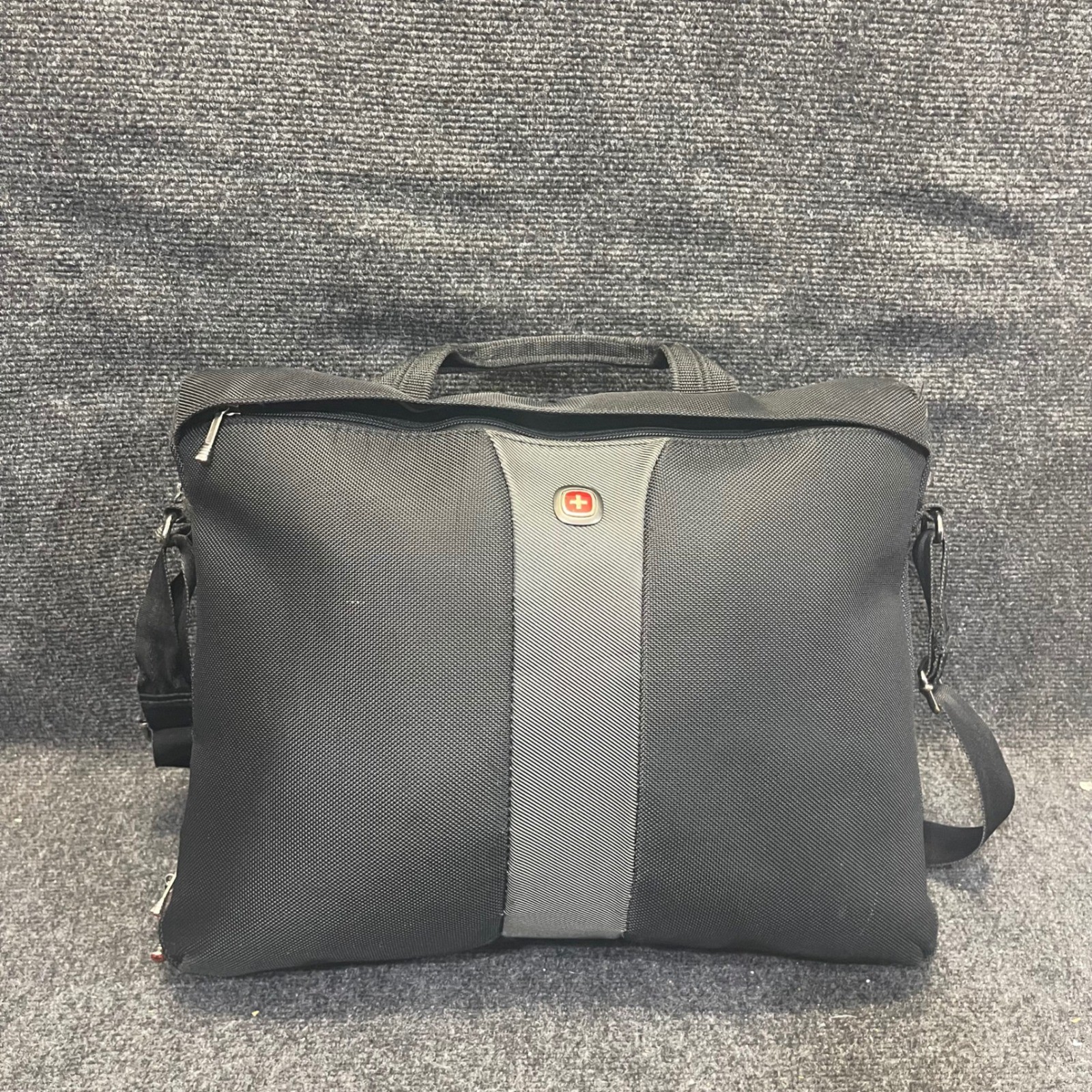 Wenger SwissGear 67444140 The Legacy 17" Laptop Slimcase BLK/Grey Messenger Bag