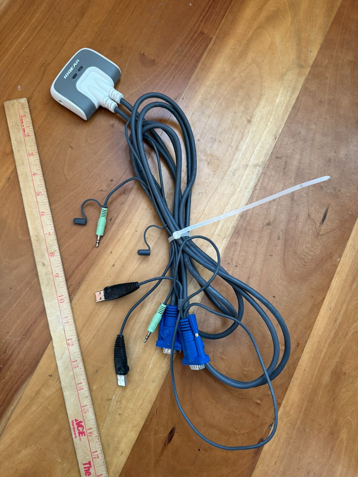 IOGEAR USB 2 port KVM Switch VGA W/bulit-in Cables Model GCS632U