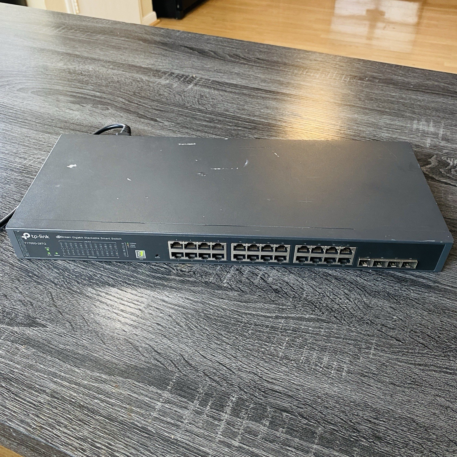 TP-LINK JetStream 24 + 4SFP+ Port Gigabit  Switch - T1700G-28TQ V2 Tested Works