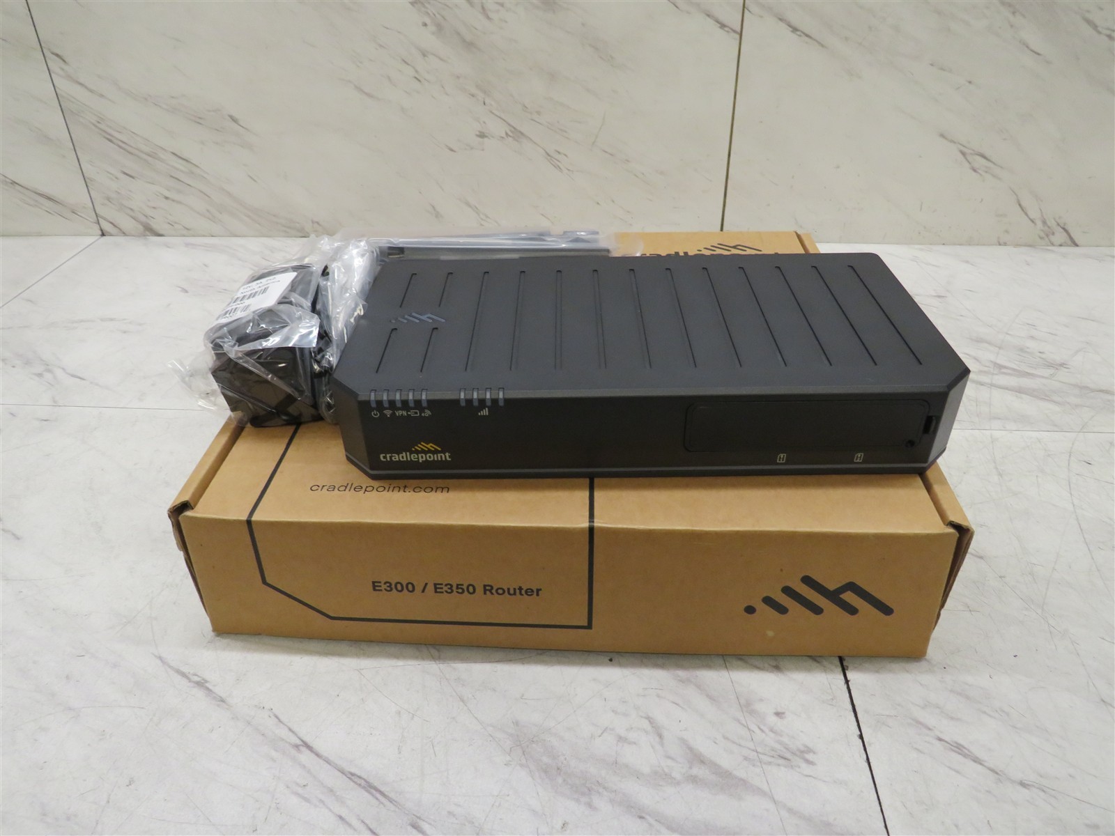 Cradlepoint E300-C18B Cat 18 4G LTE WiFi Router S5A946A Open Box w/ AC Antennas