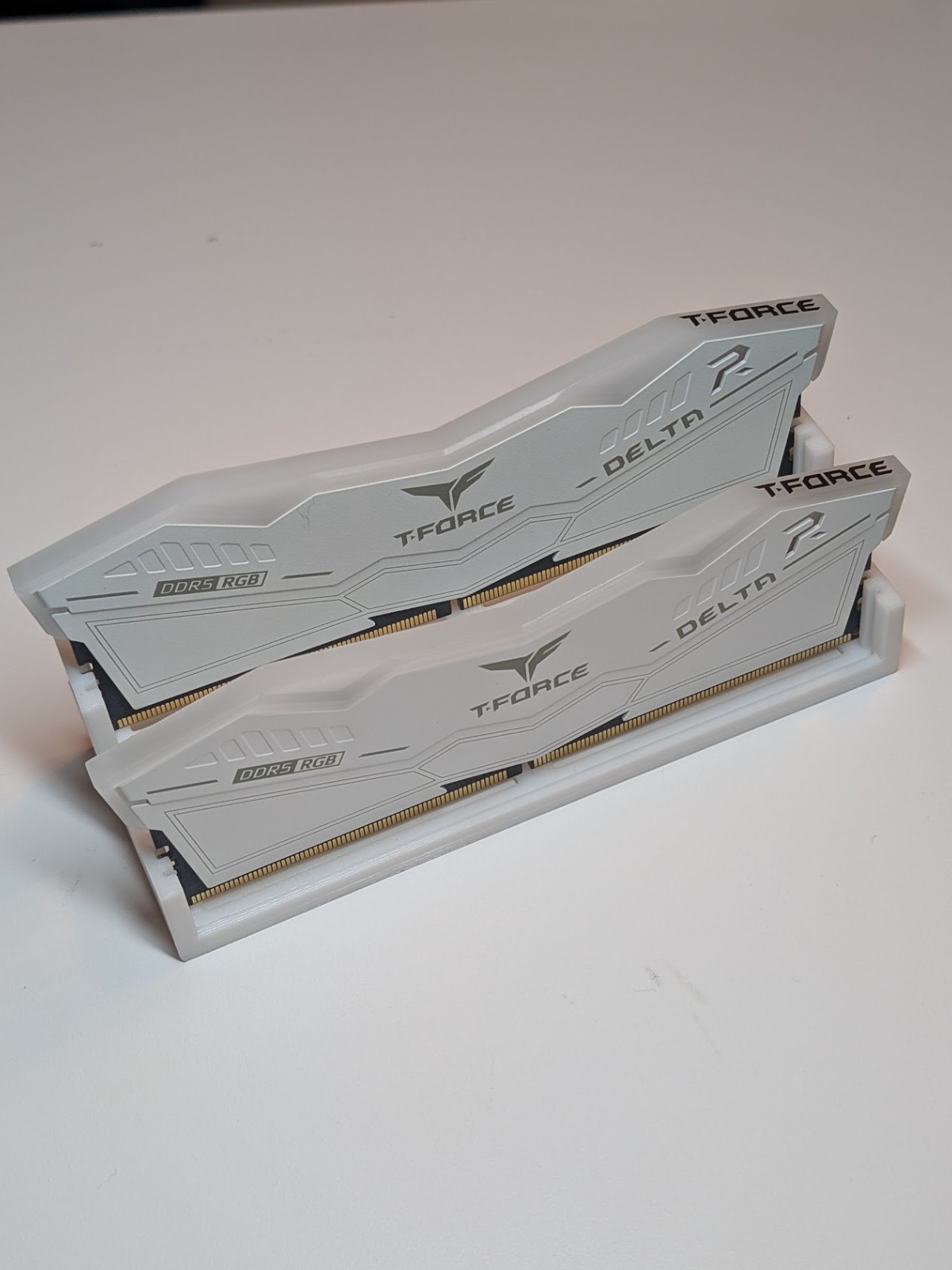TeamGroup T-Force Delta RGB 32GB 2x16GB DDR5 5200 CL40 XMP 3.0 White 1.25v