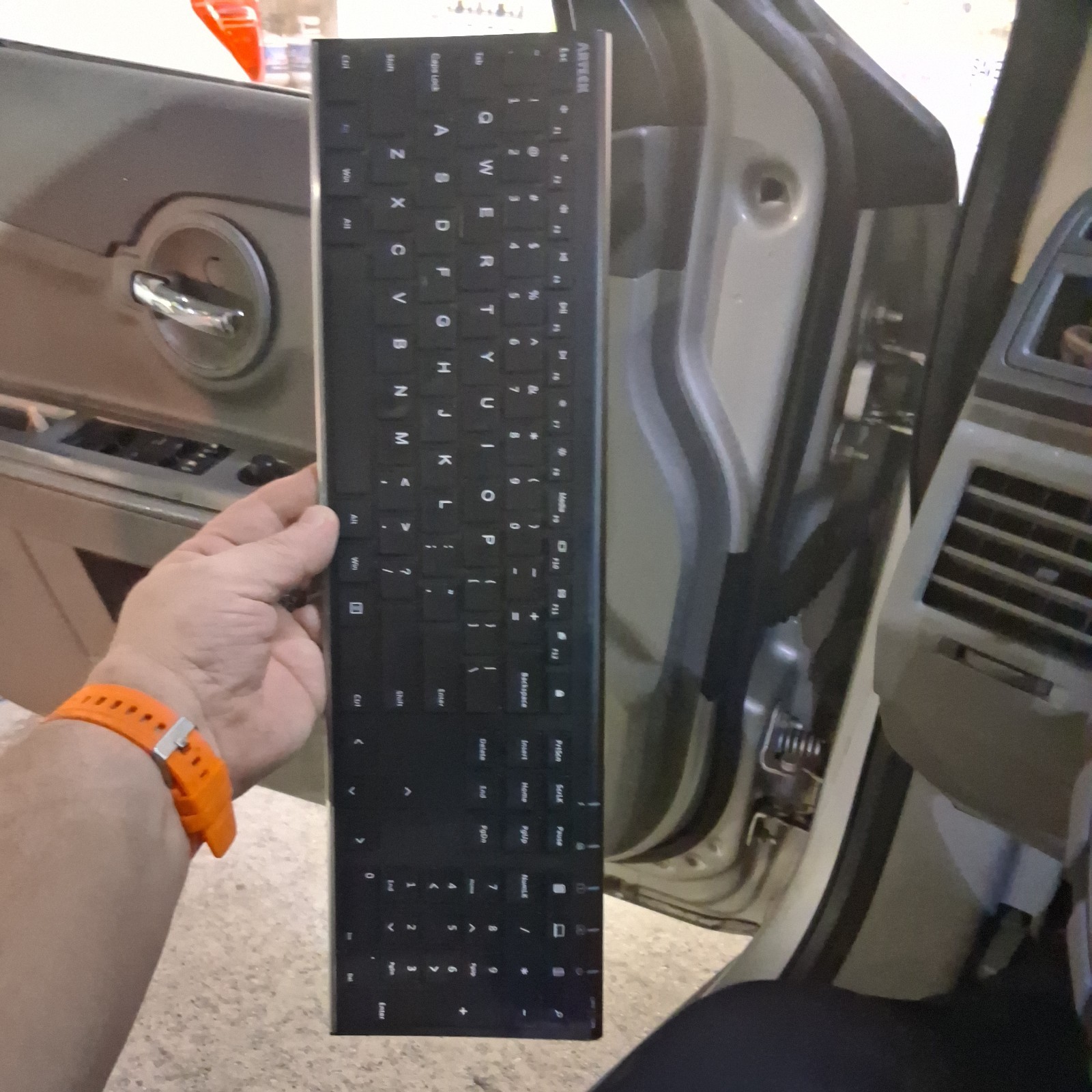 Arteck HW192 Universal Slim Stainless Steel Wireless Keyboard missing dongle