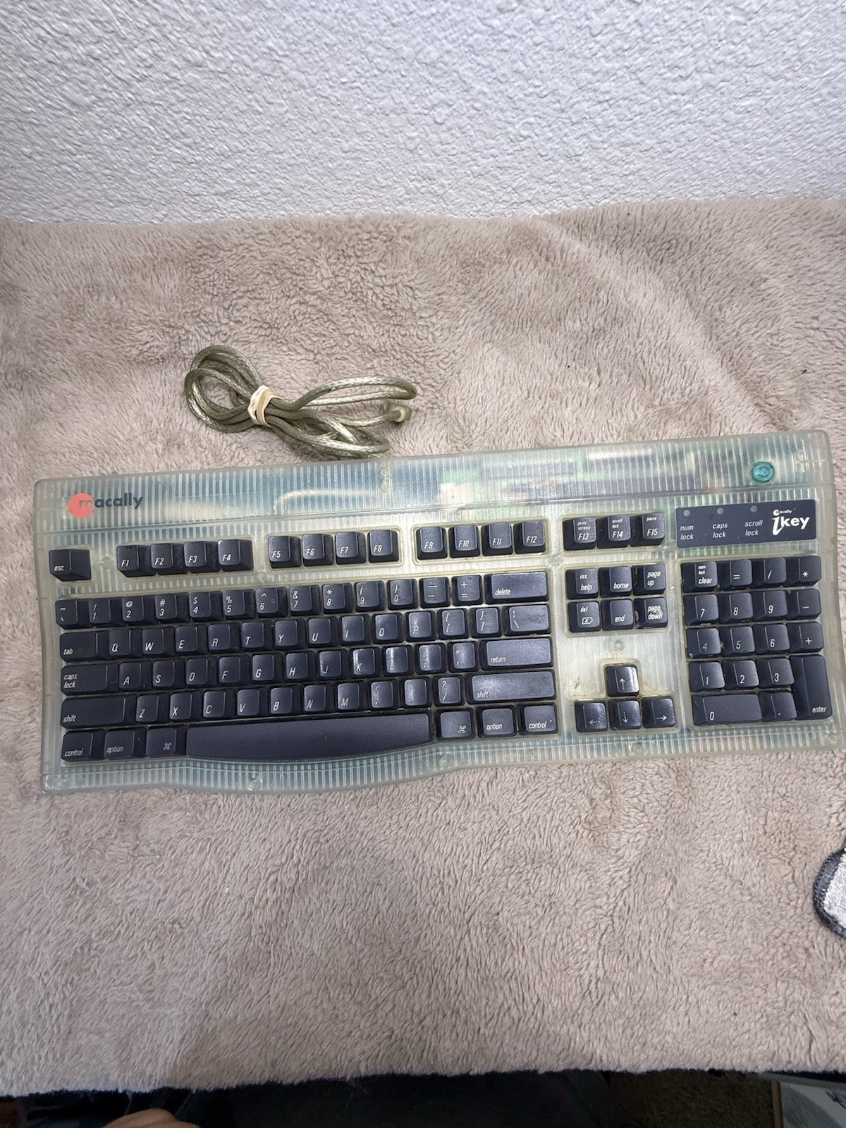 Macally iKey wired USB keyboard