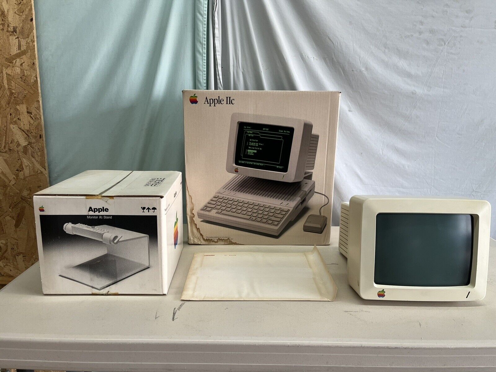 Apple 2c Computer A2S4000 with Monitor, Sealed Stand & New Computer