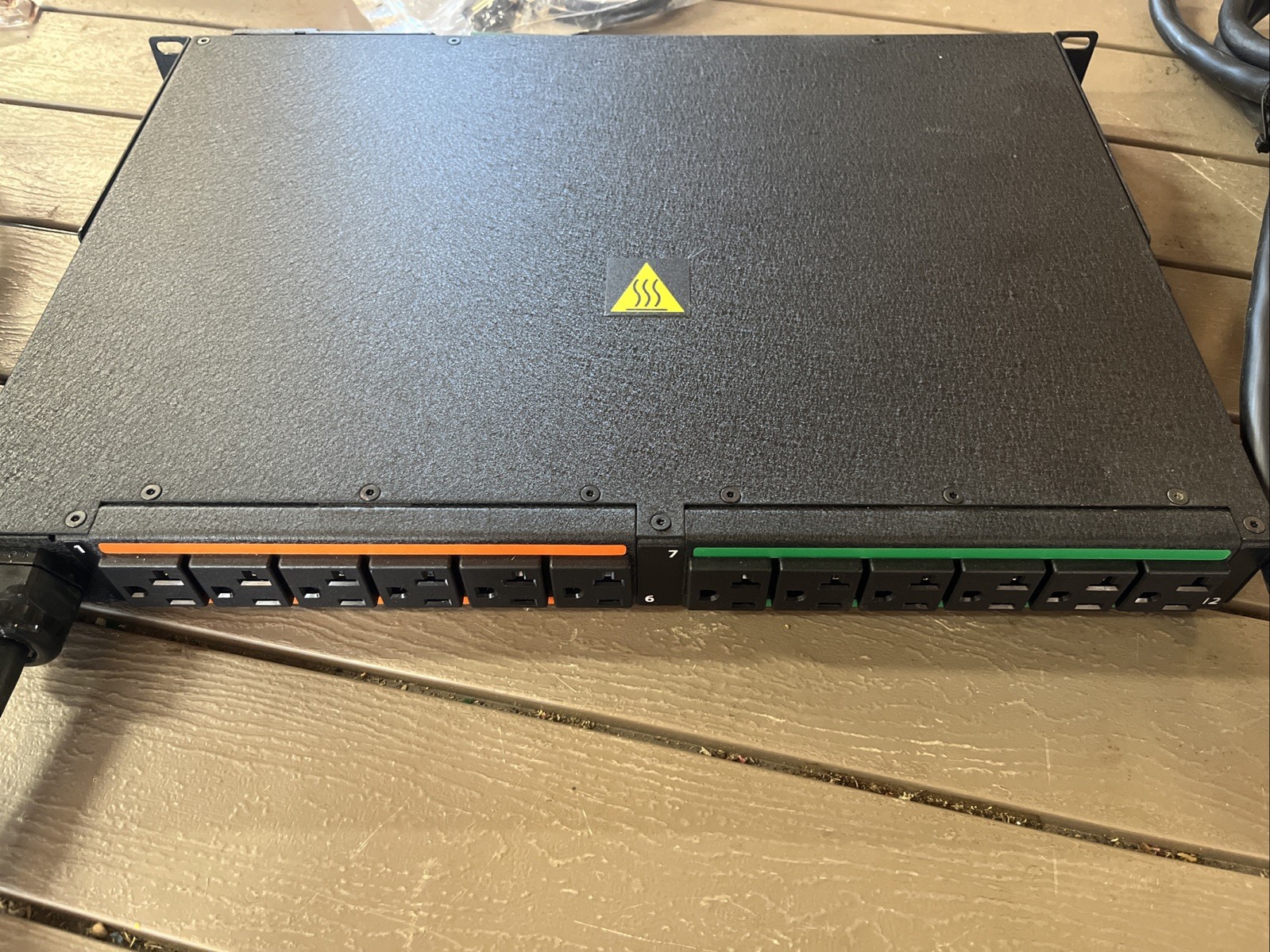 Geist 10-Outlet Rackmountable Power Distribution Unit 125V 15A BR100-10