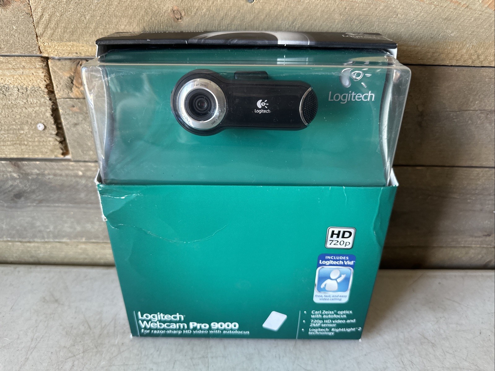 NEW Logitech HD Webcam Pro 9000 with Carl Zeiss Optics 720p HD 2MP Sensor
