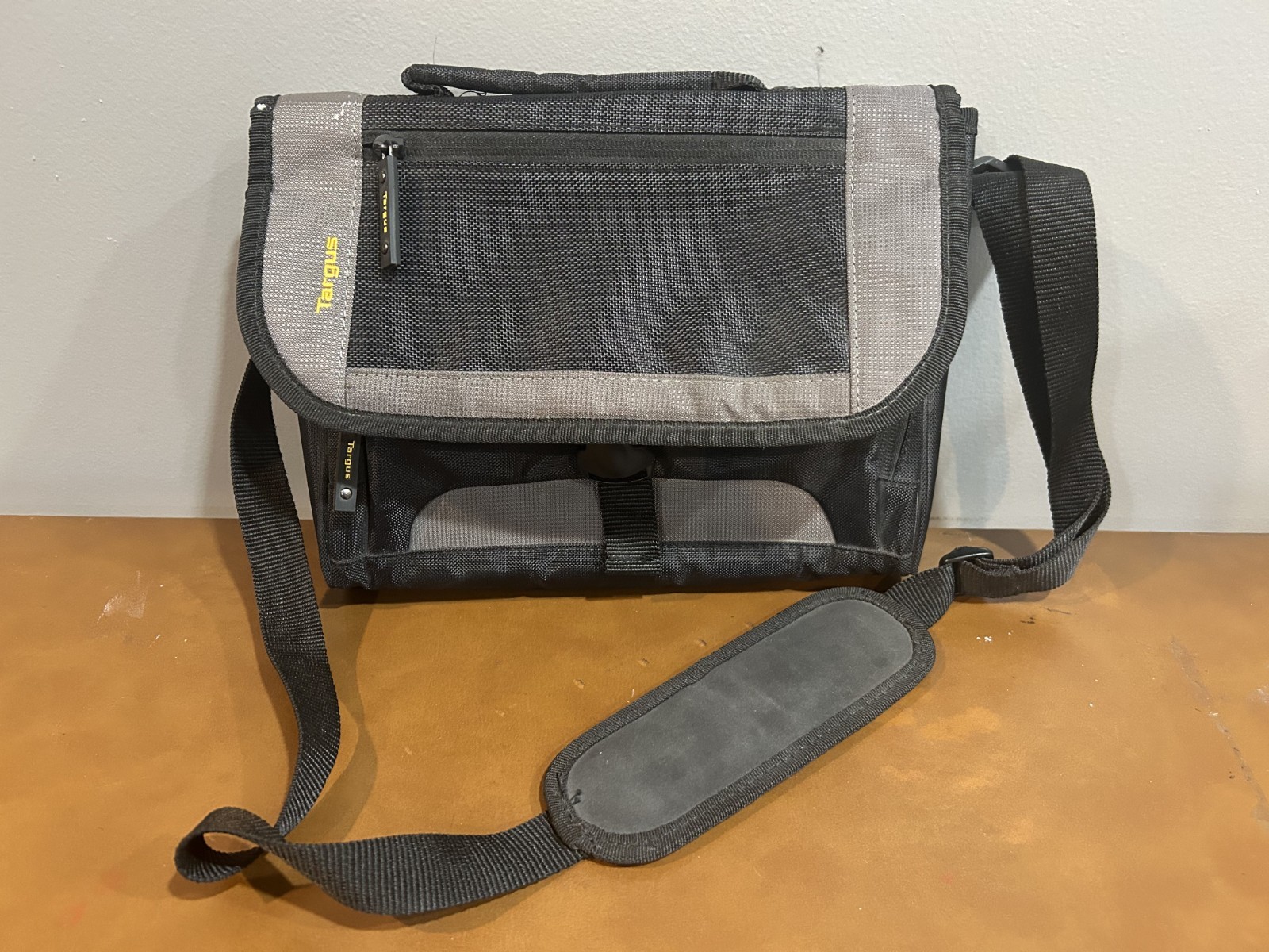 Targus CityGear Mini Messenger iPad Tablet Bag Soft Case 12”x 9” TSM148-50