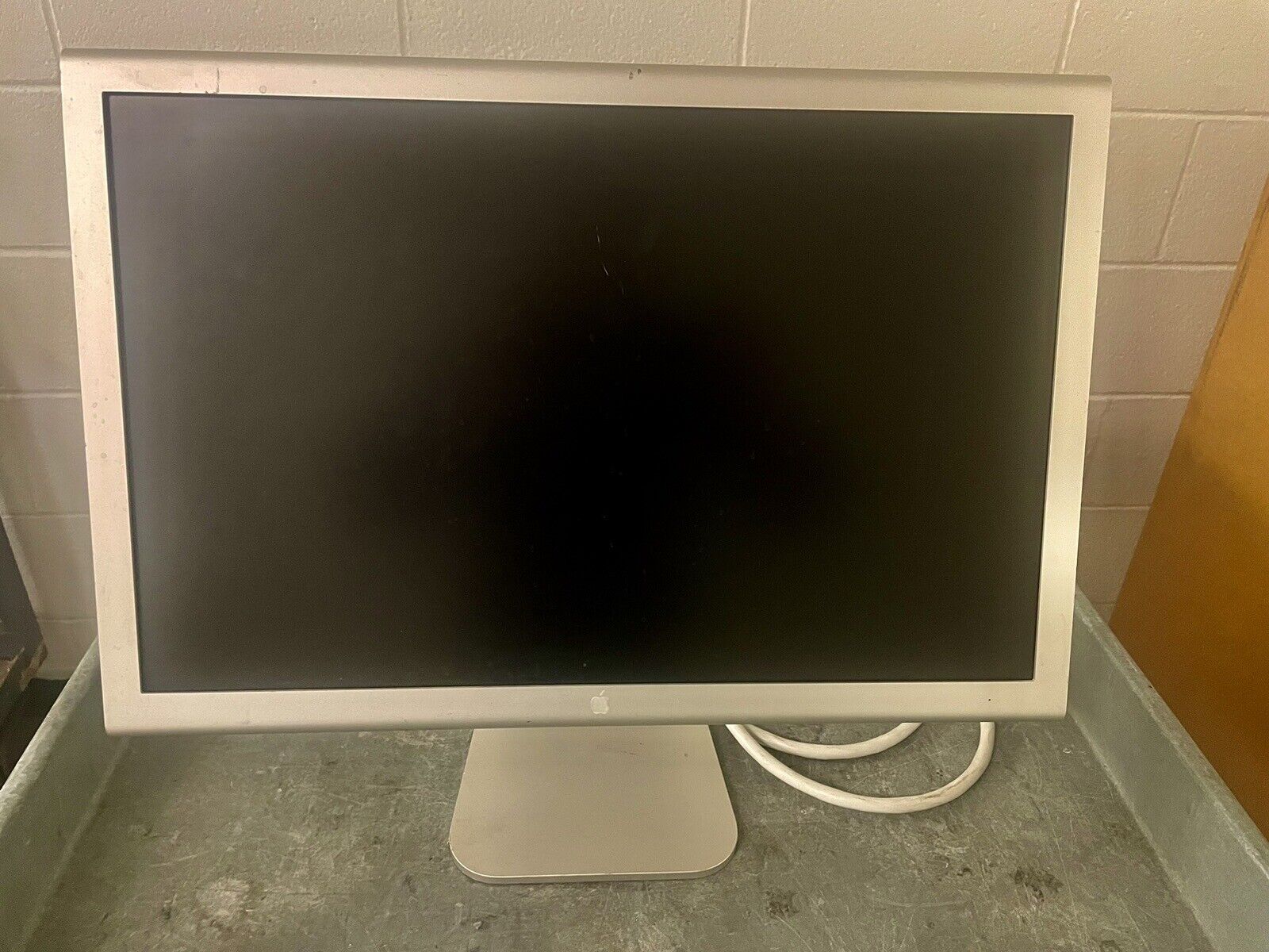 Apple A1081 20 inch Widescreen Cinema Display LCD Monitor •  A1081