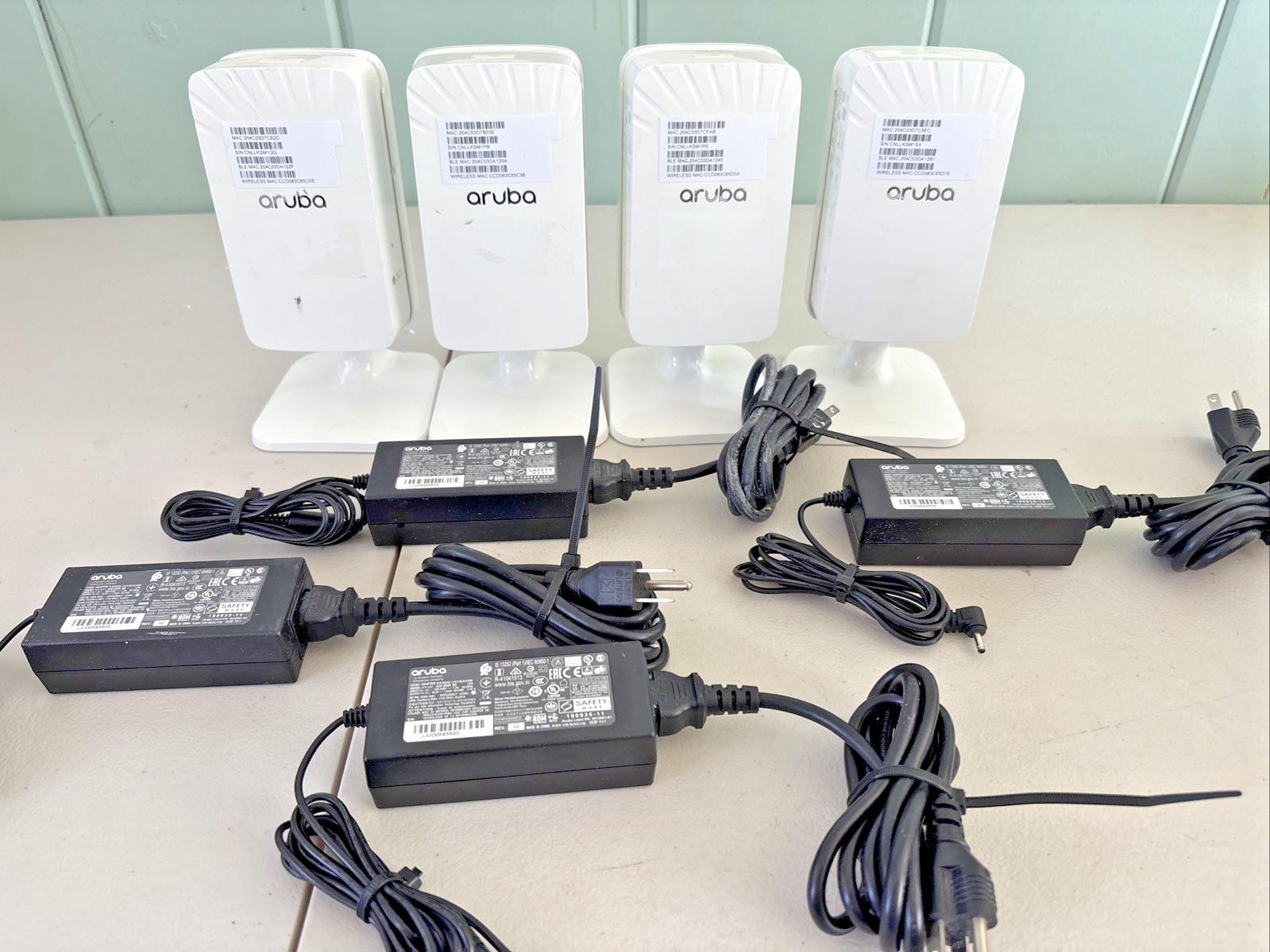 Aruba Access Point Model APINH505 LOT OF 4 With power cables And Stand Fst Ship