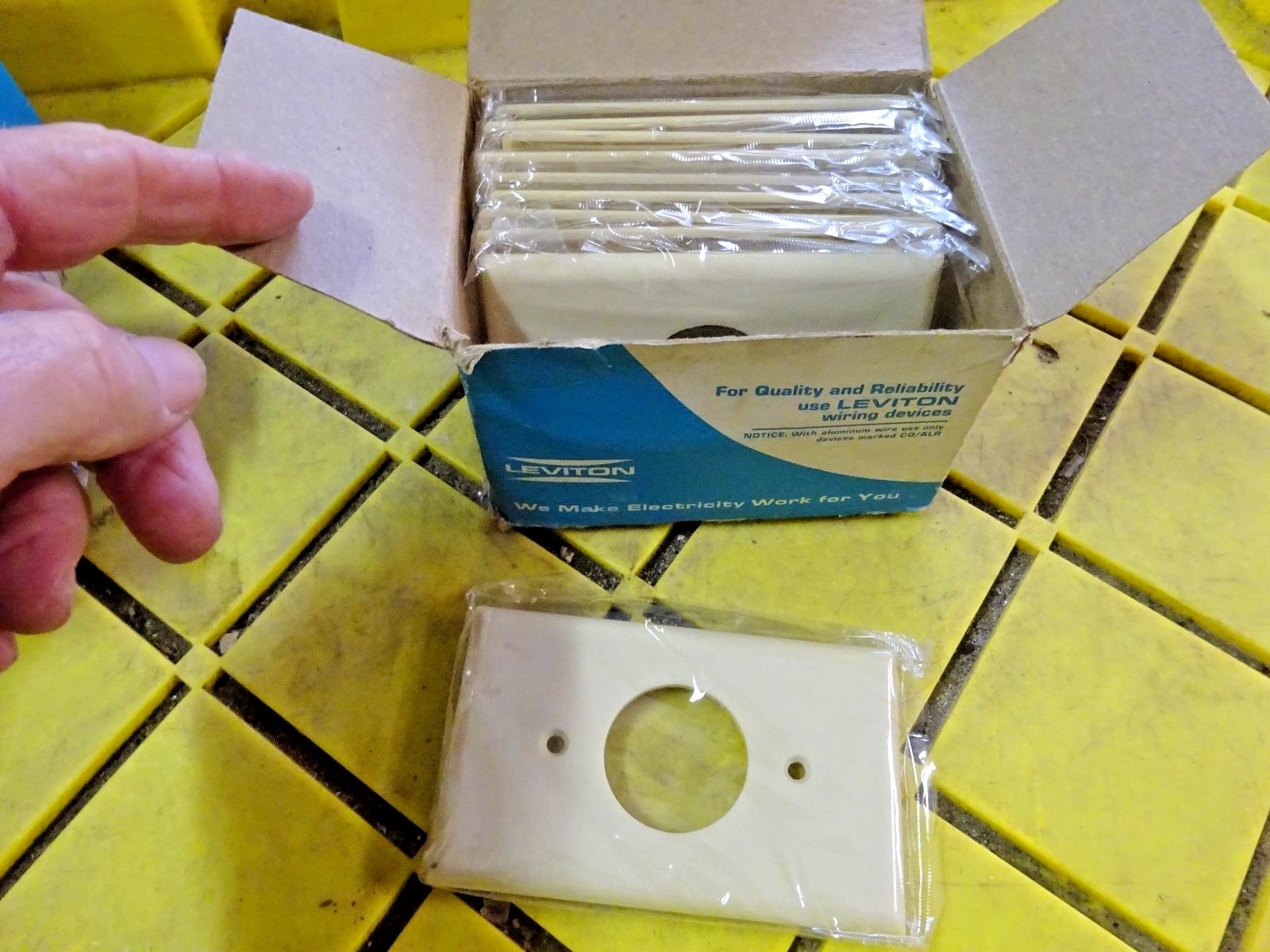Leviton 86004 10 Pack 1-Gang Single 1.406in. Hole Device Receptacle Wallplate