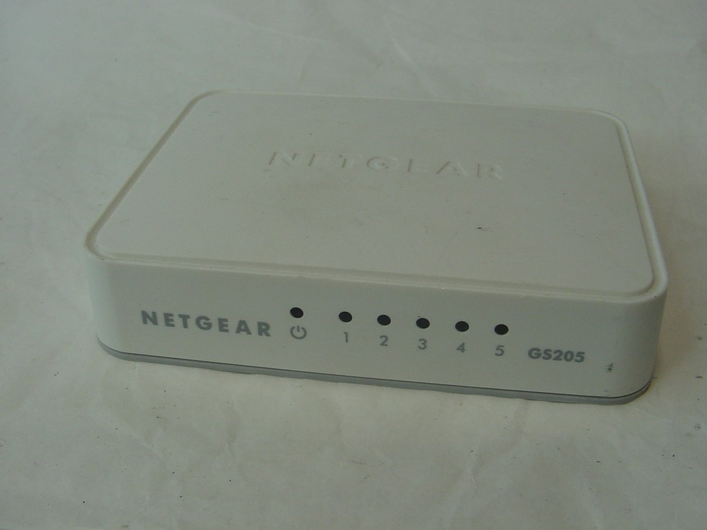 NETGEAR 5 PORT GIGABIT SWITCH GS205v2 - NO POWER CORD INCLUDED