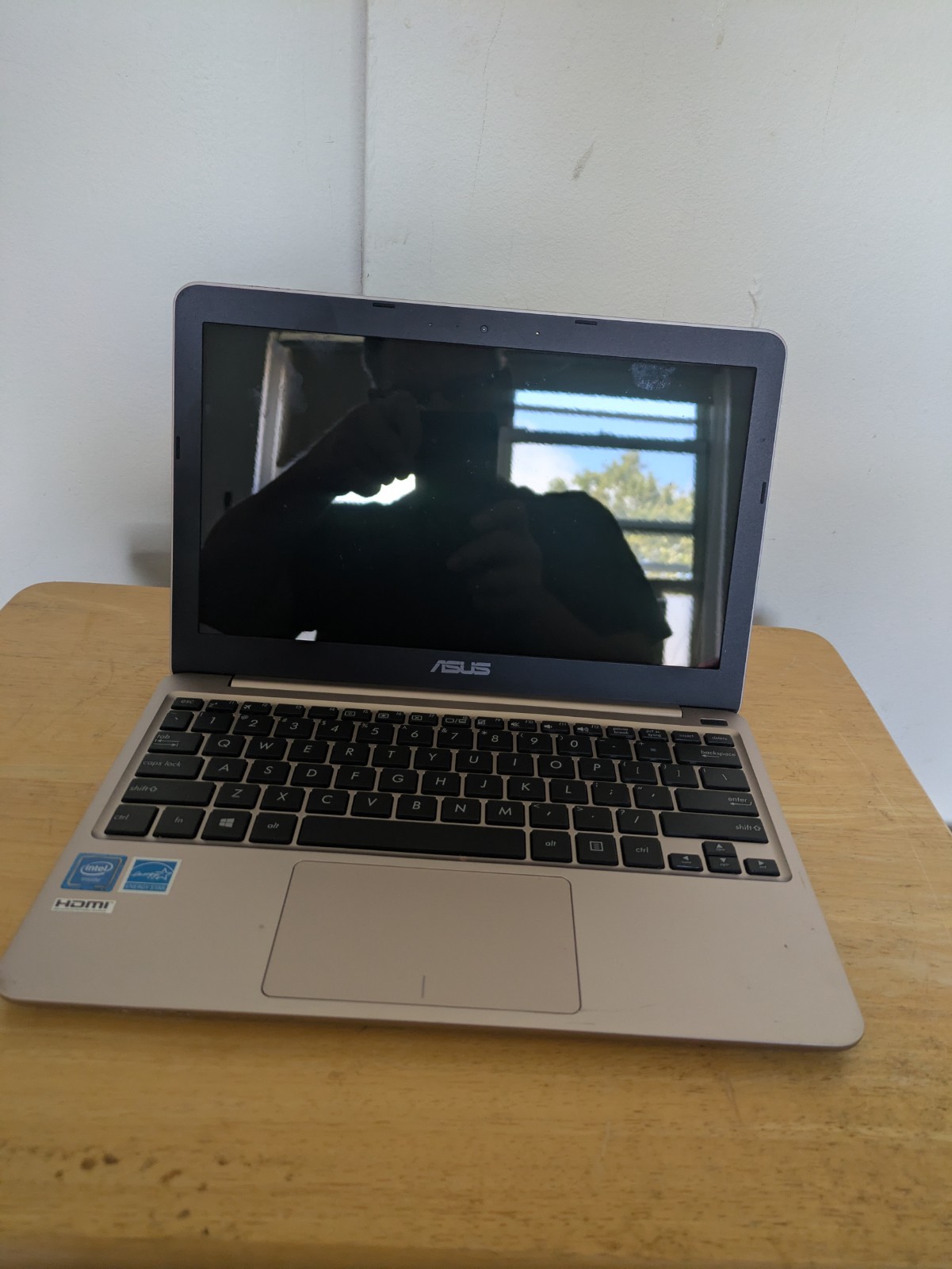 ASUS E200H Notebook PC 11.6" Intel Atom Processor | For Parts/Repair