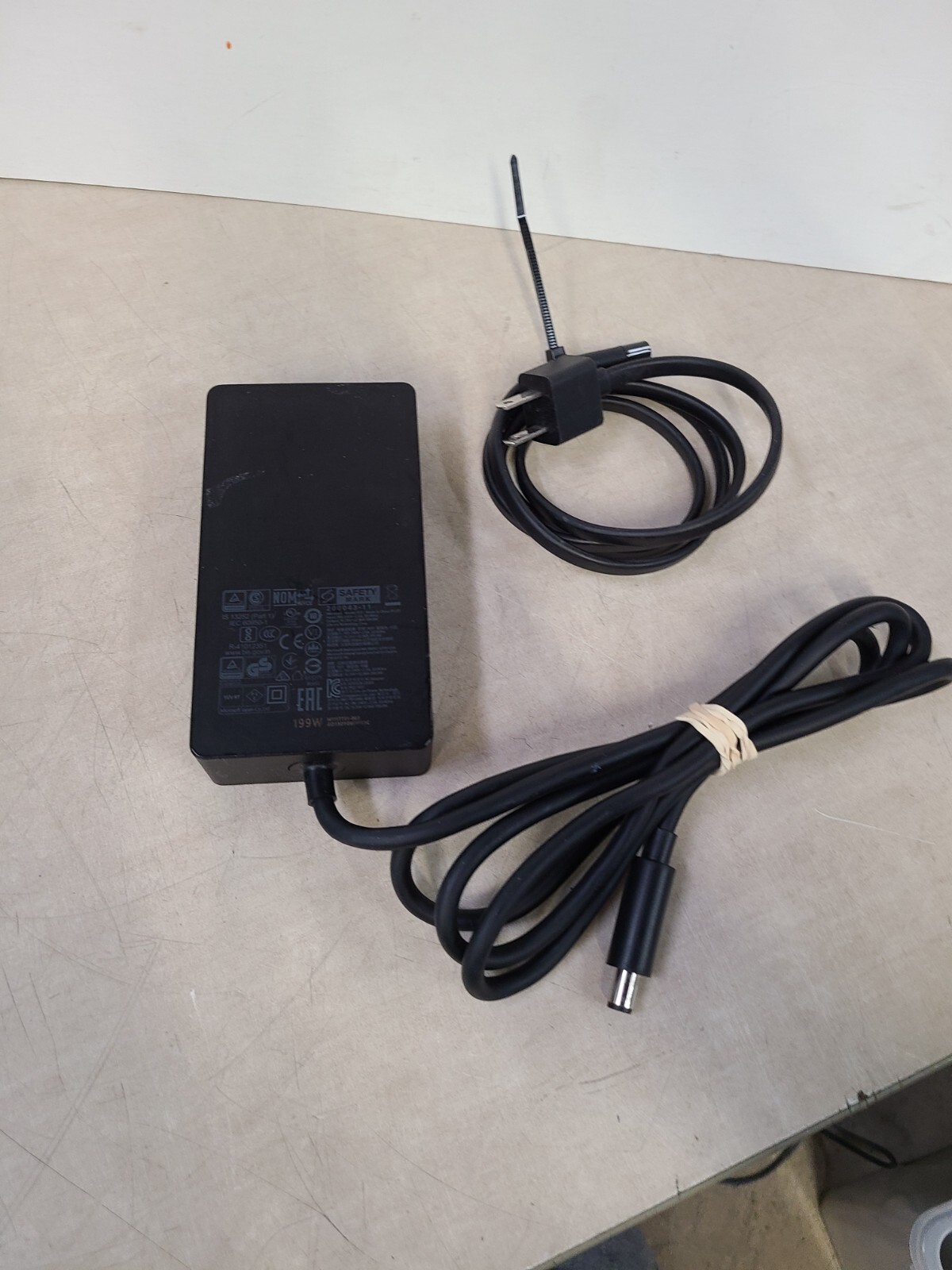 Genuine Microsoft 1931 Charger AC Adapter Power Supply 100-240V 2.5A 50/60Hz
