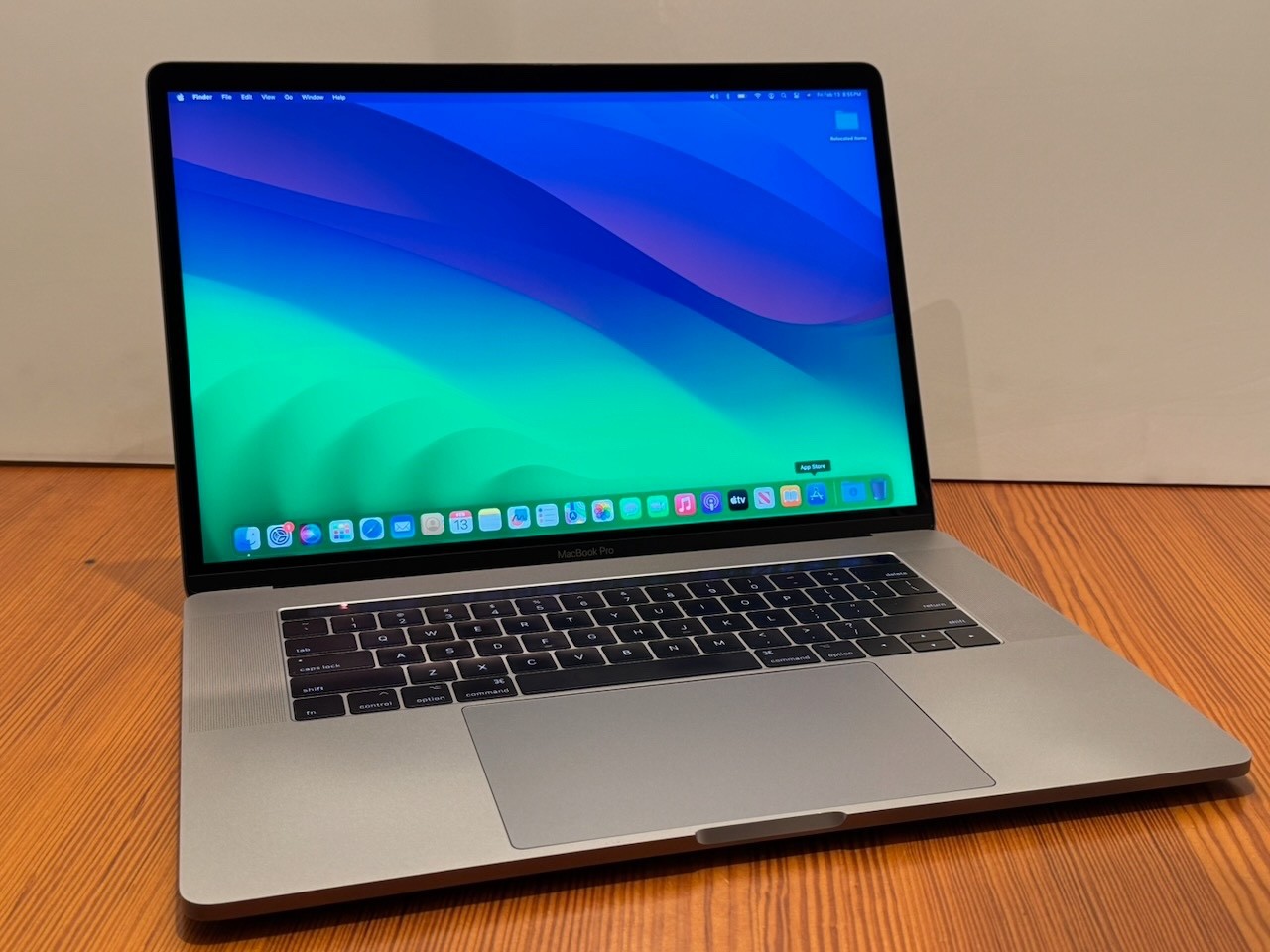 PERFECT Apple MacBook Pro Retina 15" 6-Core i7 • TouchBar • OS 2024 + Bundle