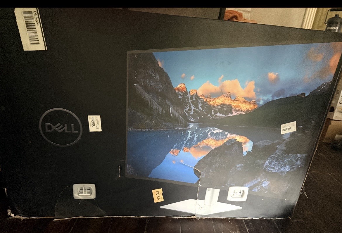Dell UltraSharp 43” USB-C HUB MONITOR. BRAND NEW.