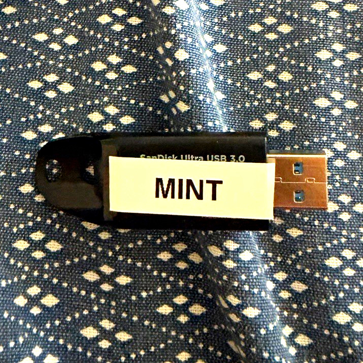 Linux Mint Bootable USB Starter Kit for Beginners