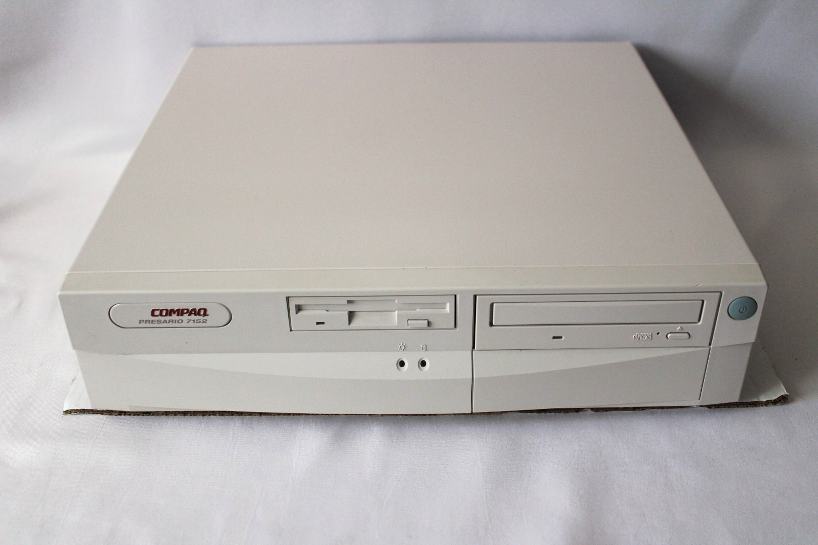 Compaq 7152 Presario Computer Vintage 90's Desktop-Powers On -Parts/Repair Only