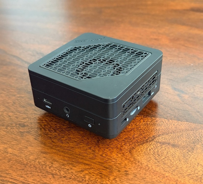 MINISFORUM EM680 Mini PC Ryzen 7 6800U 32GB RAM 512GB SSD Windows 11 Pro