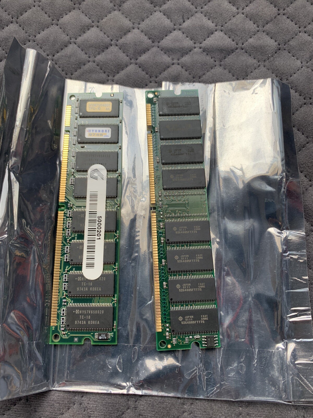 Lot Of 2 Memory Computer Parts HYM7V64801 TFG-10 64MB Japan B4