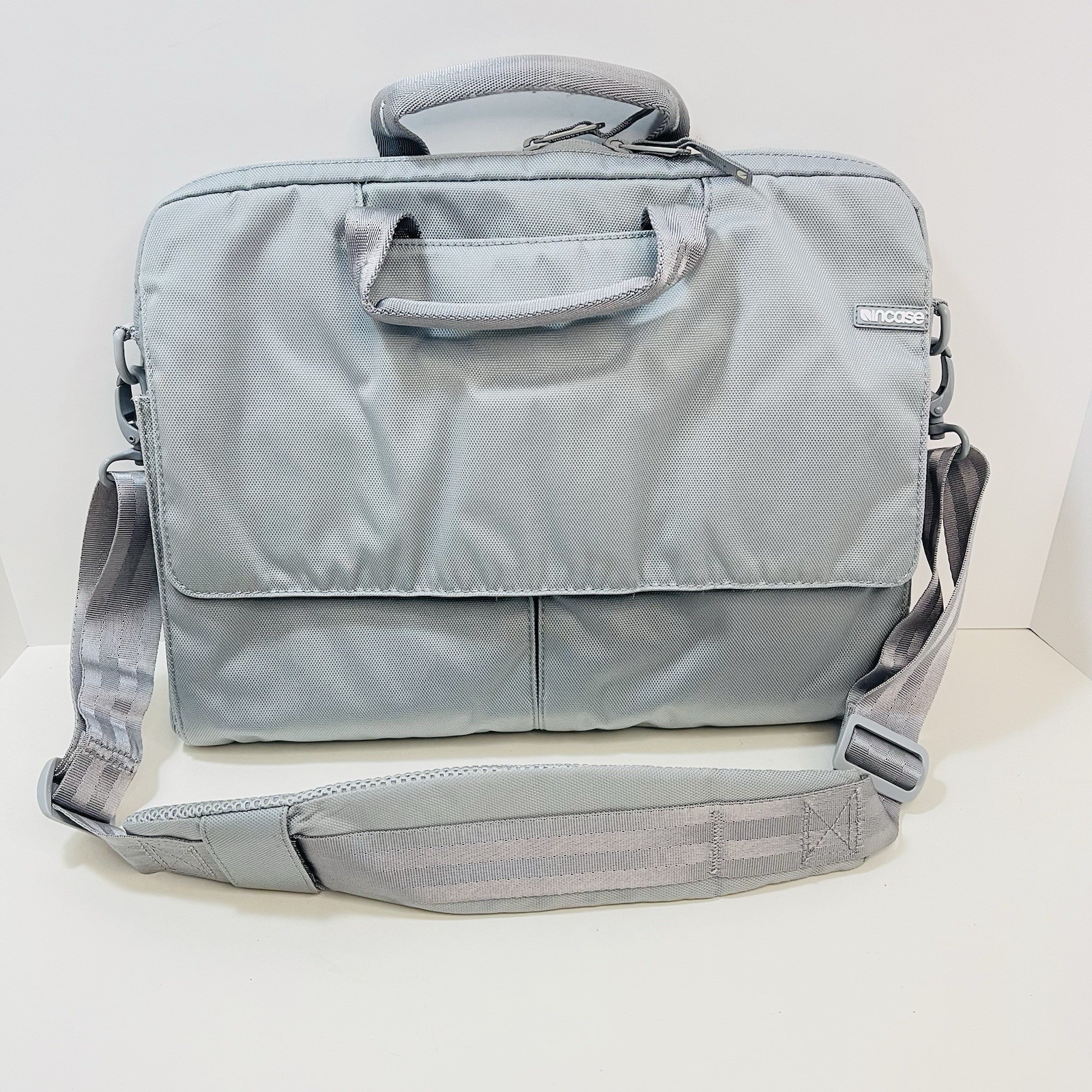 Incase Laptop Tablet Silver Gray Electronic Device Messenger Crossbody Bag