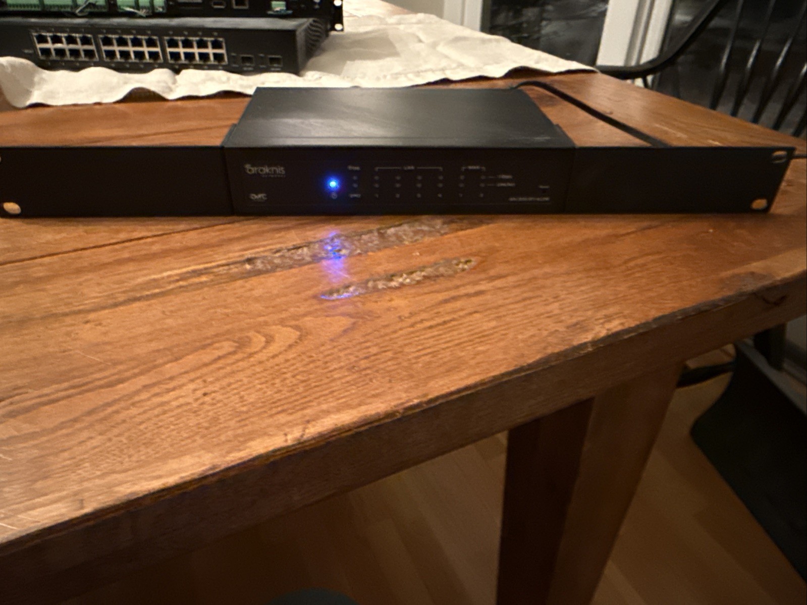 ARAKNIS NETWORKS AN-300-RT-4L2W w/ Rack Ears - WORKING -