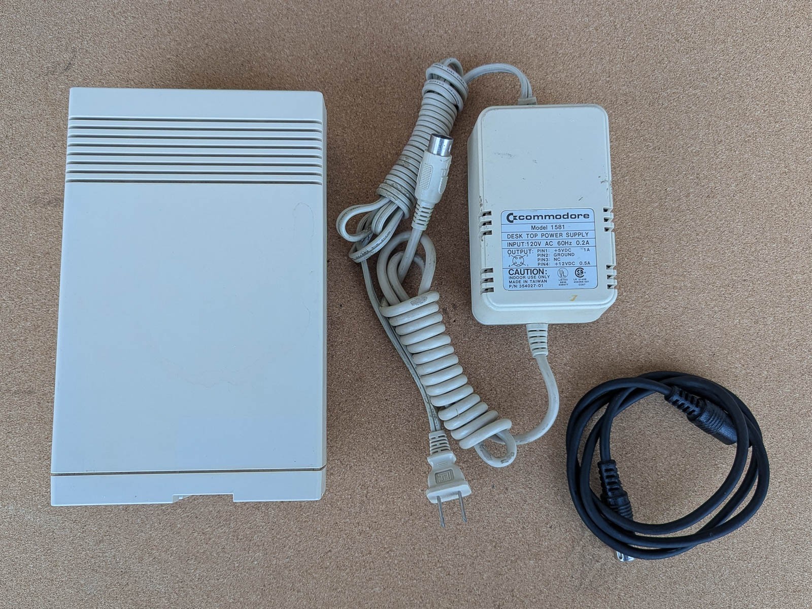 COMMODORE 1581 3-1/2" FLOPPY DRIVE WITH JIFFYDOS. TESTED AND WORKING