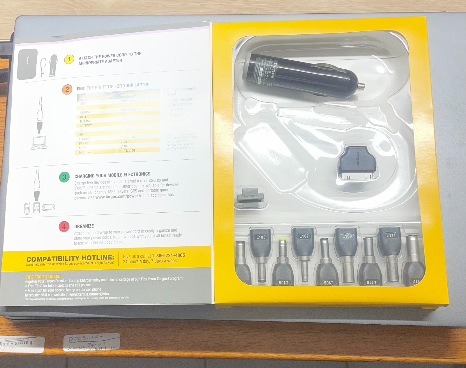 Targus Notebook Power Adapter APM10 Carrying Case w/ 9 Adapters & cords