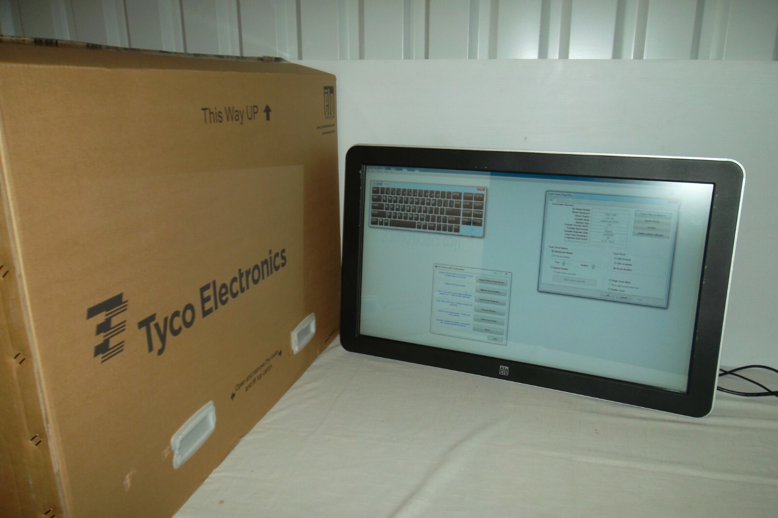 ELO ET3200L 32" Interactive Digital Signage Monitor Touchscreen VGA HDMI E994558