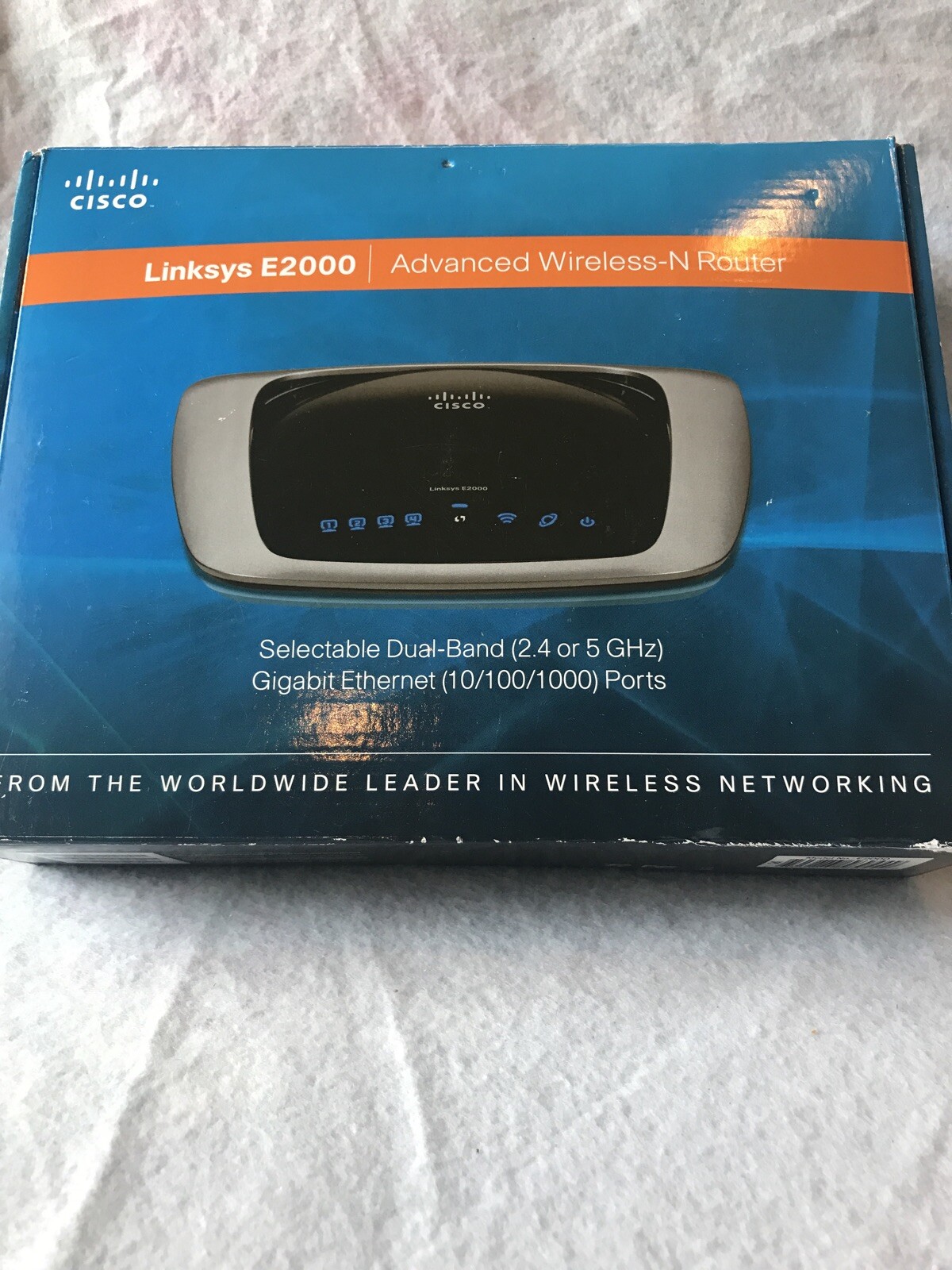 Linksys E2000 300 Mbps 4-Port Gigabit Wireless N Router (B003B20F54) in box
