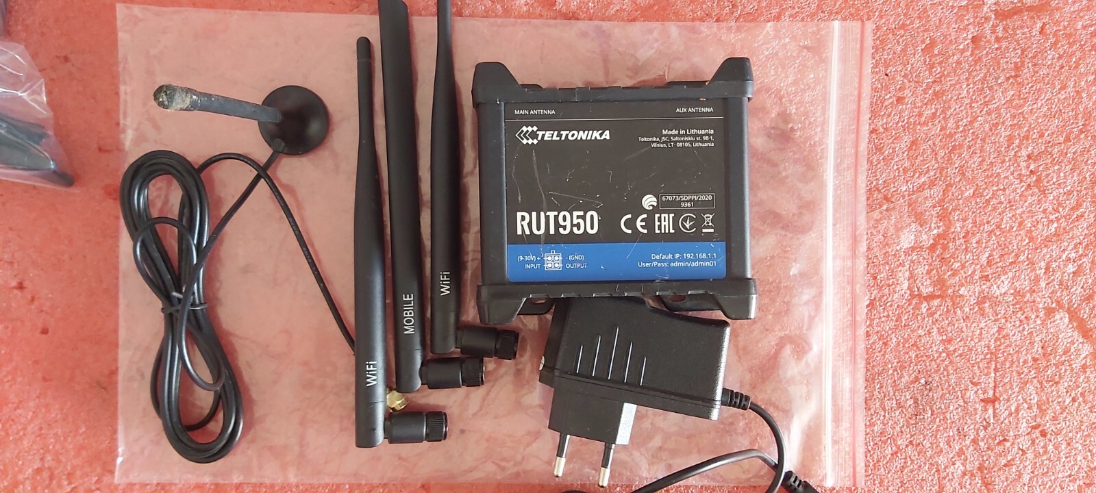 Teltonika RUT950 Router with Antennas UPS Shipping Make Offers D-2