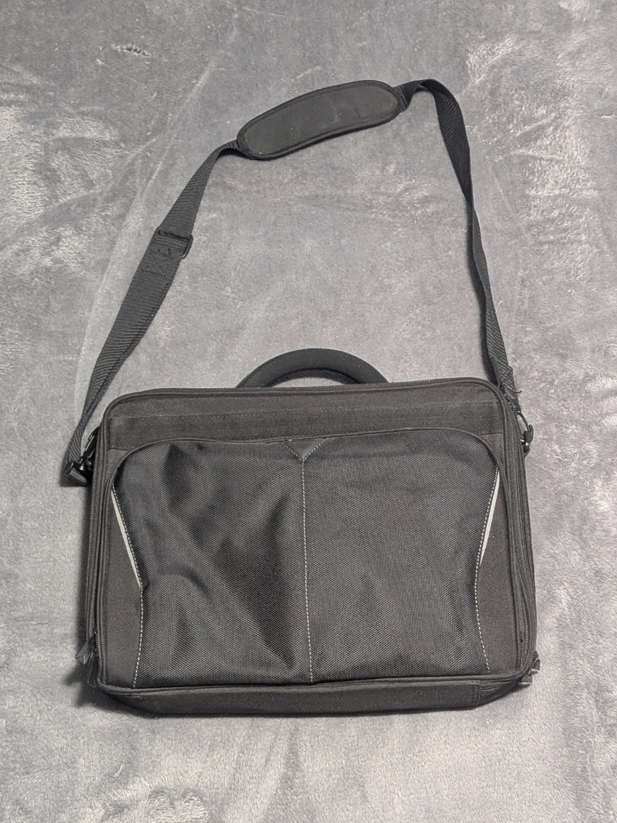 Targus 16" Classic Black Clamshell Laptop Carrying Cas/Bag With Shoulder Strap