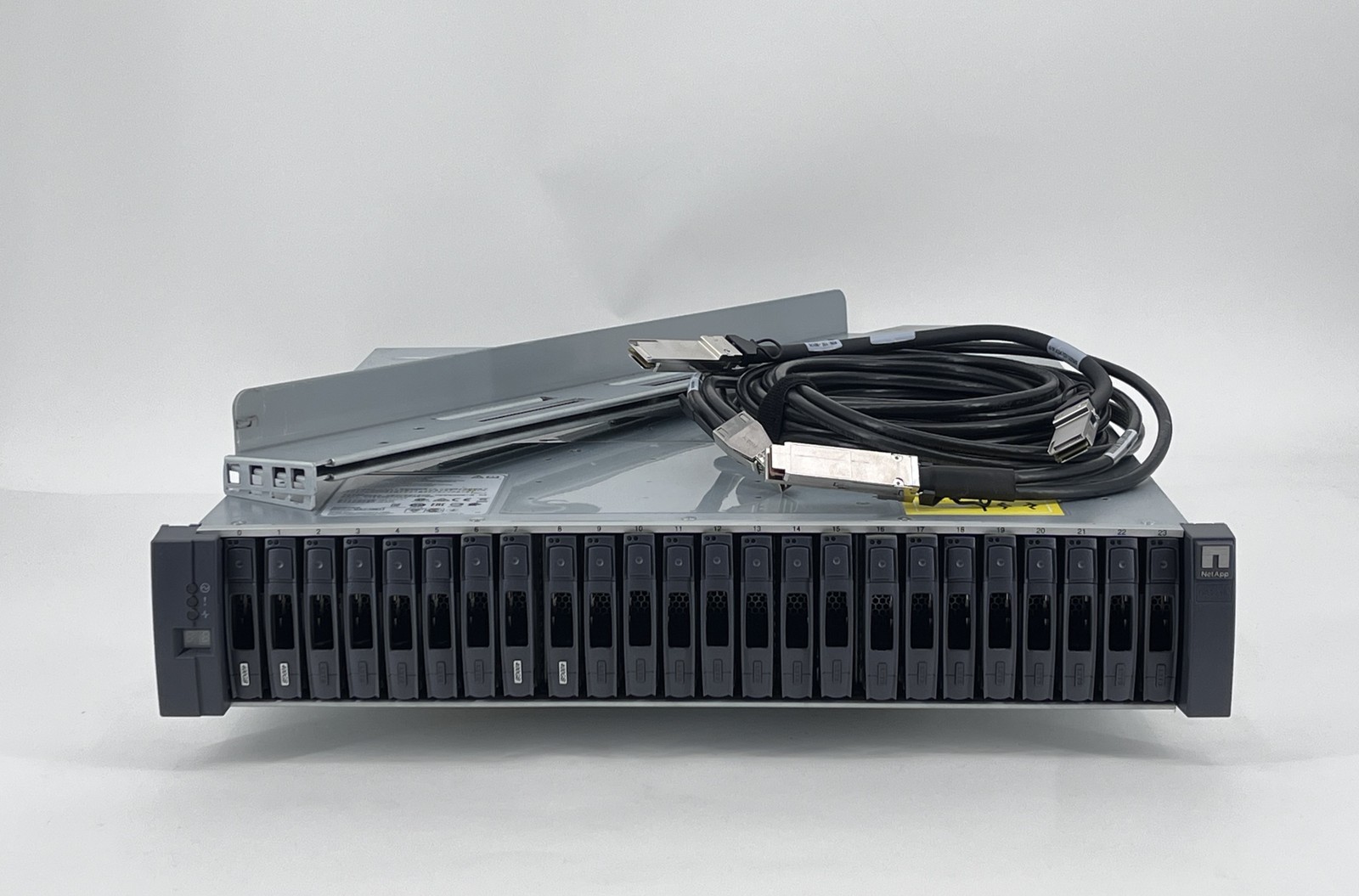 NetApp NAJ-1001 storage incl cable MiniSAS QSFP SAS cable rack rails 