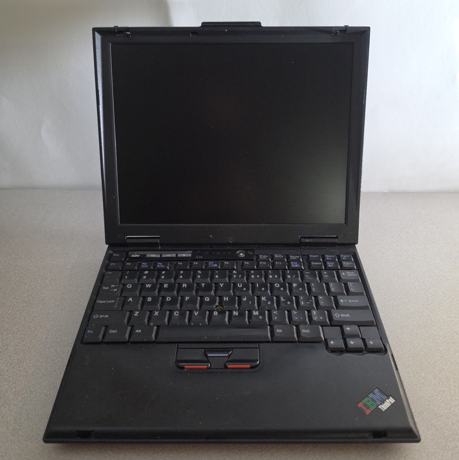 IBM Thinkpad X24 12.1" Intel Pentium III 128 MB RAM + UltraBase X2 Dock 08N1180
