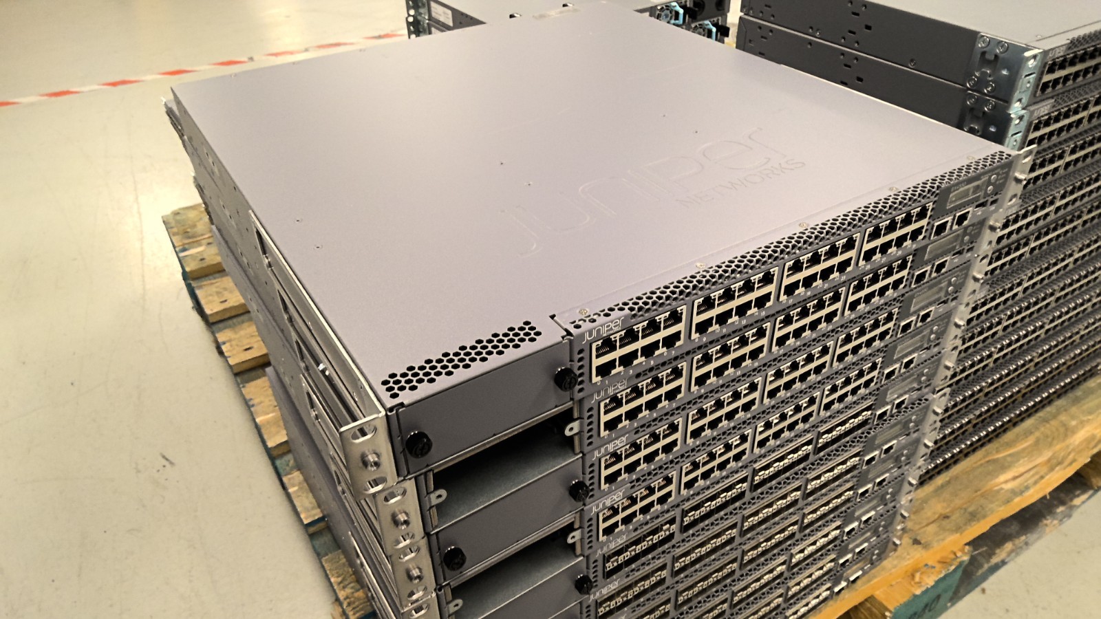 1X Juniper EX4550-32f-AFI Network Switch with module ex-4550-vc1-128g
