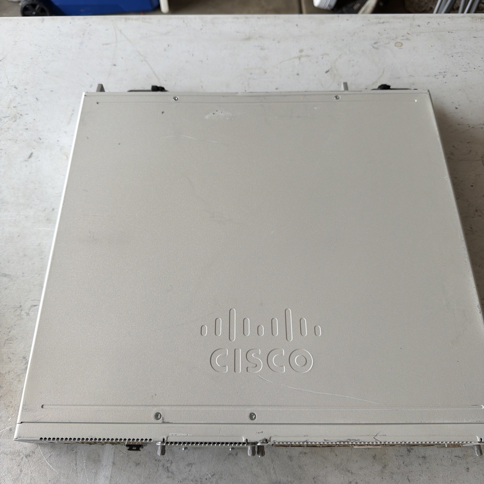 Cisco Catalyst 8300 Series Edge Router 4x RJ-45 2x SFP+ C8300-1N1S-4T2X