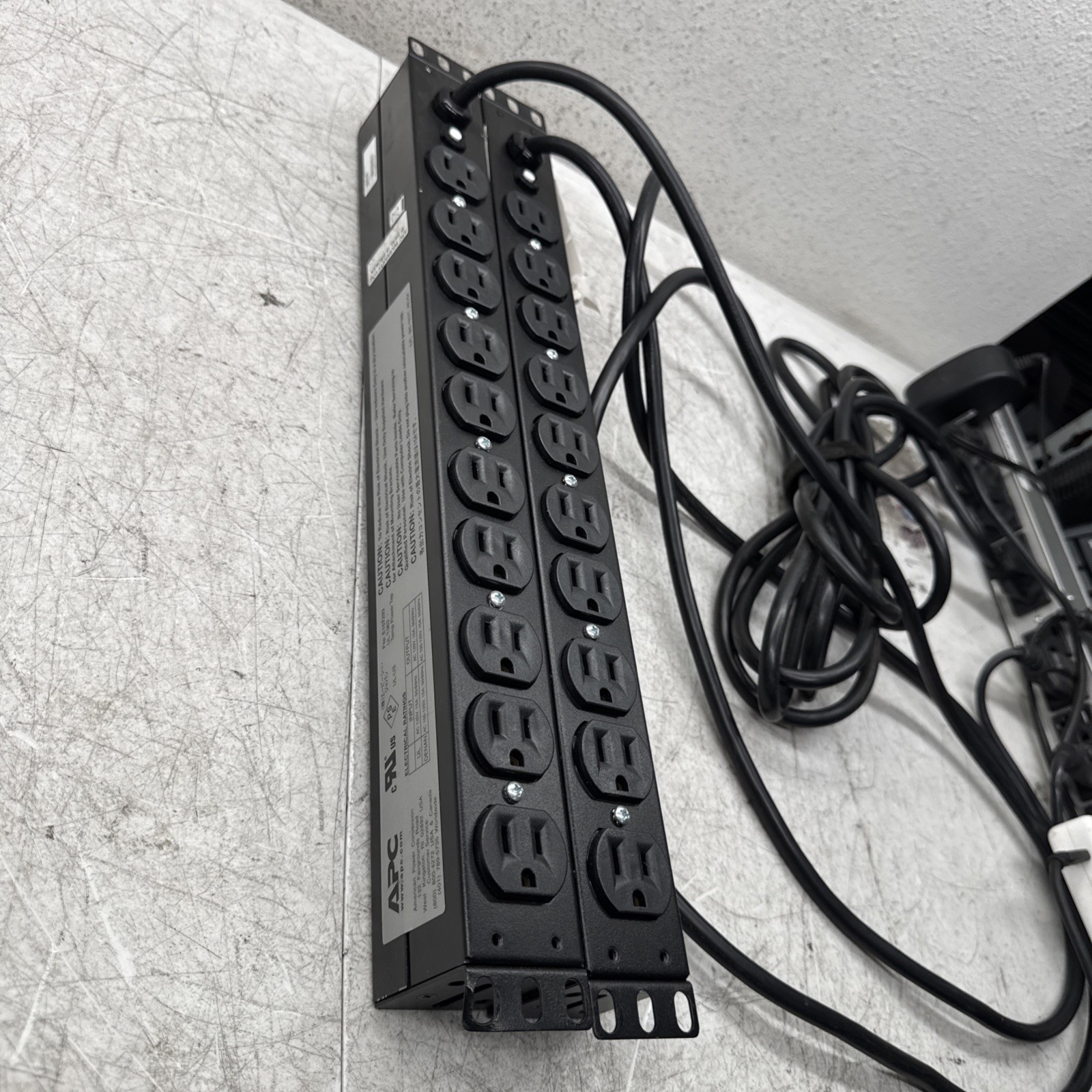 Lot 2 APC AP9562 Power Distribution Panel, 15 Outlets 15A Maximum Input Current 