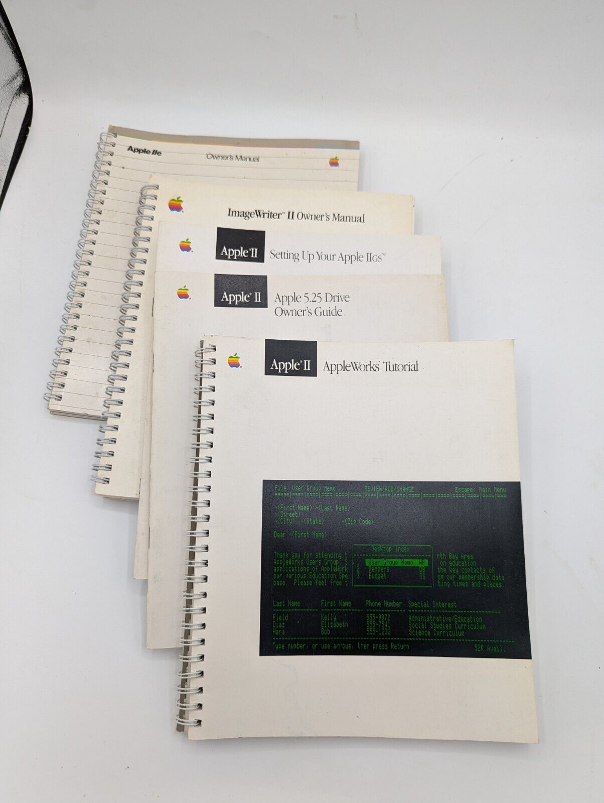 Lot (5) of Apple II (2) Macintosh User Owners Guides and Tutorials
