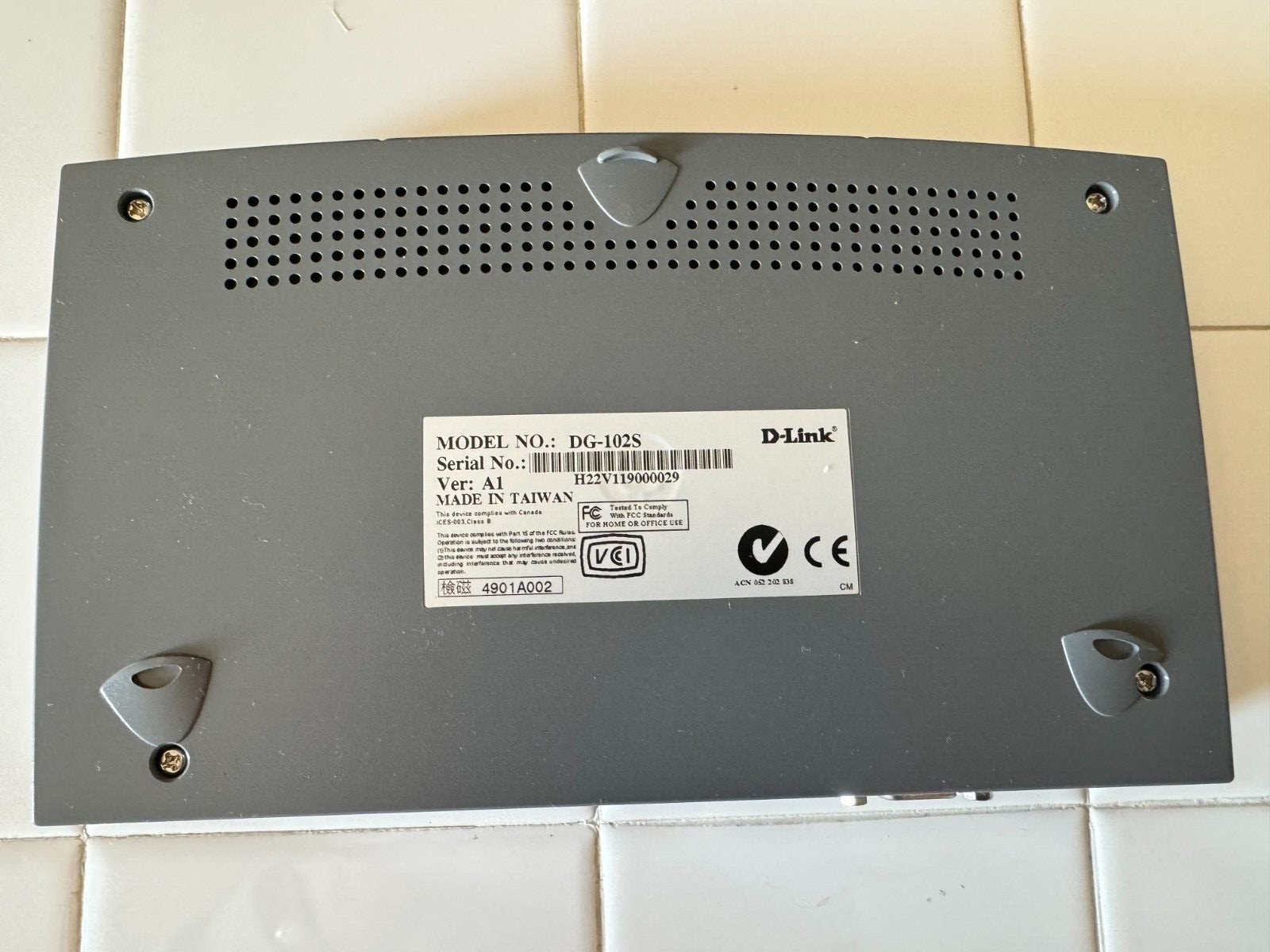 D-Link VOIP Station Gateway 4 Port (1-WAN, 1-LAN, 2-VOIP PHIONES) Model DG-102S