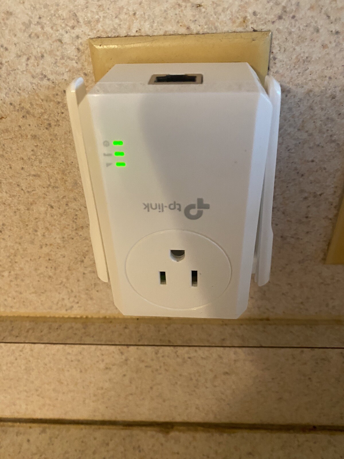 TP-Link 300Mpbs Wi-Fi Range Extended Power Outlet TL-WA860RE