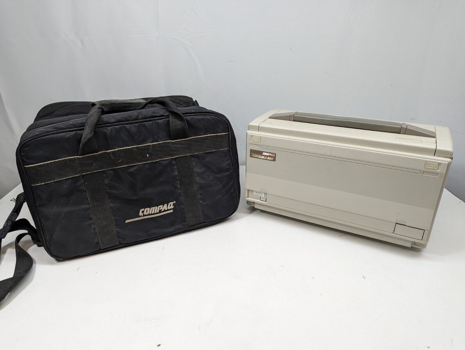 Compaq 386 Portable Computer Model 2670 - Powers On and Displays Out to Screen