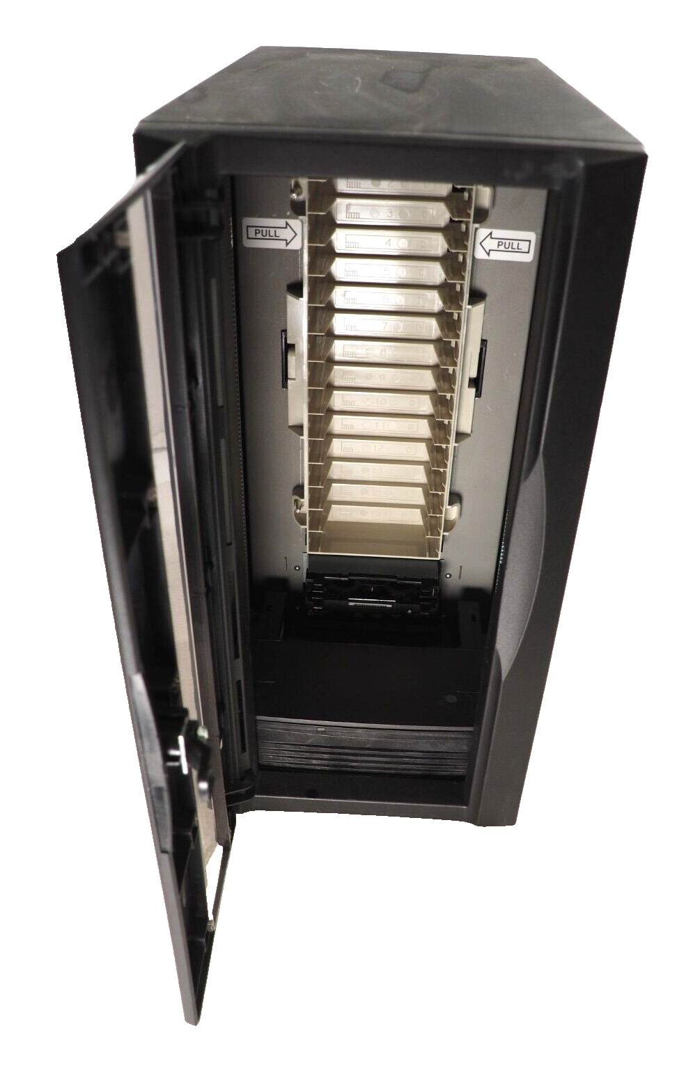 Spectra Logic Model: 2000 P/N: R908761V5-1-W4 Tape Library