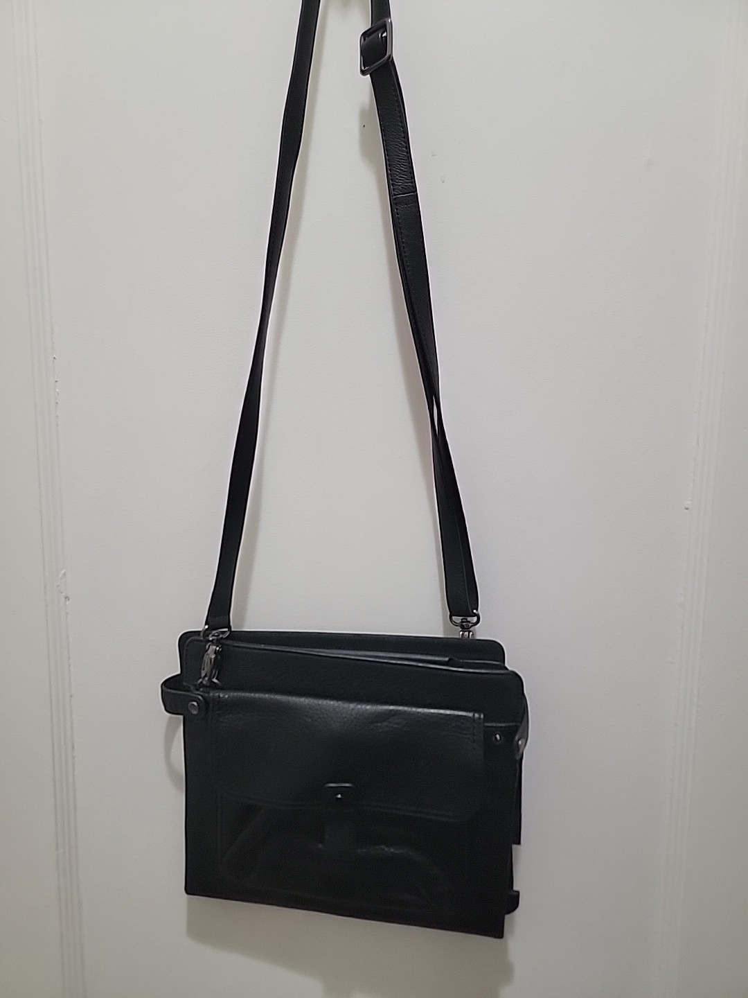 Levenger Full Grain Leather 9" iPad / Tablet Cross Body Travel Carry Case Black