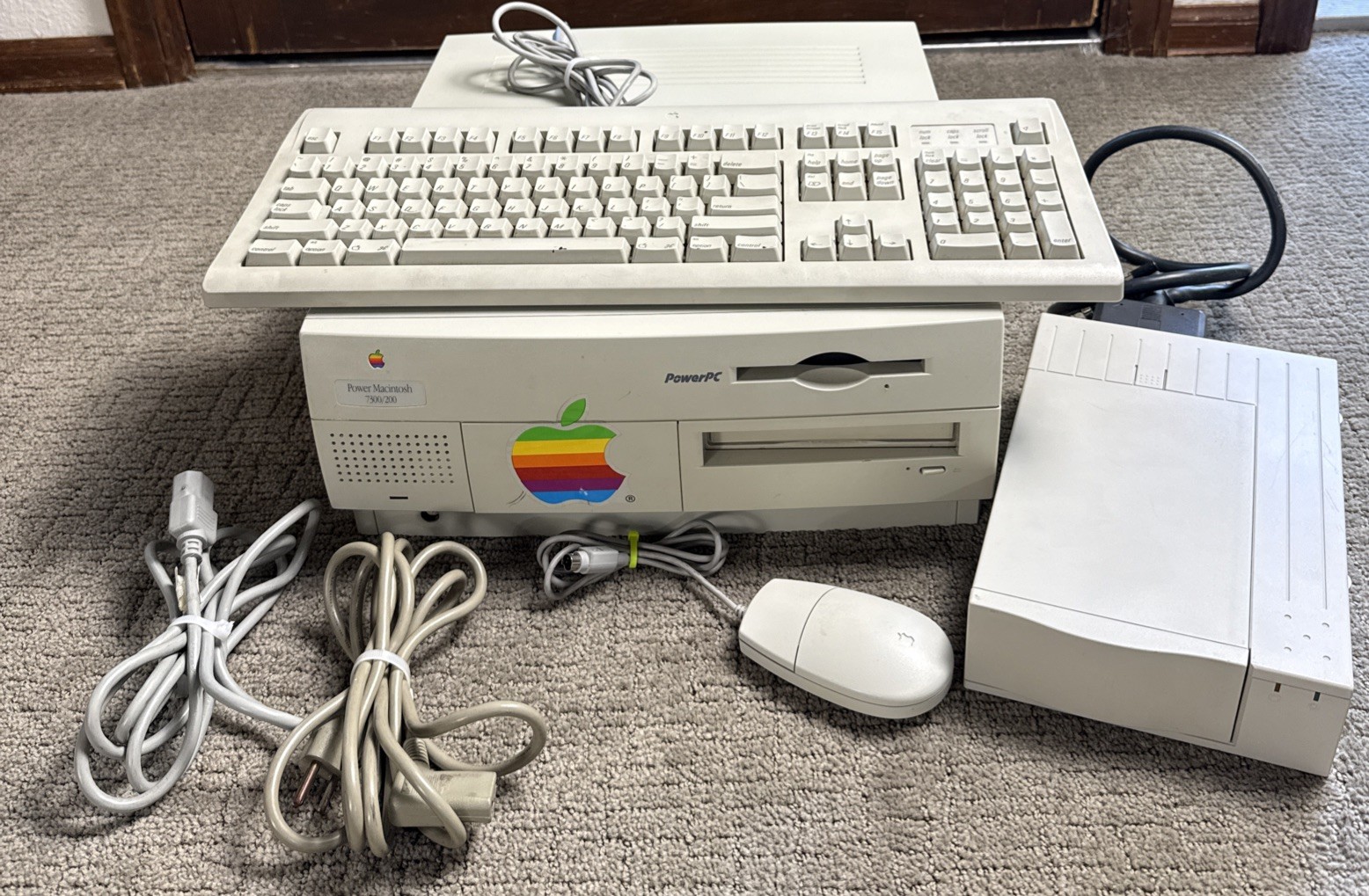 Apple Power Macintosh PowerPC 7300/200 VTG w Keyboard Mouse Storage Drive Read
