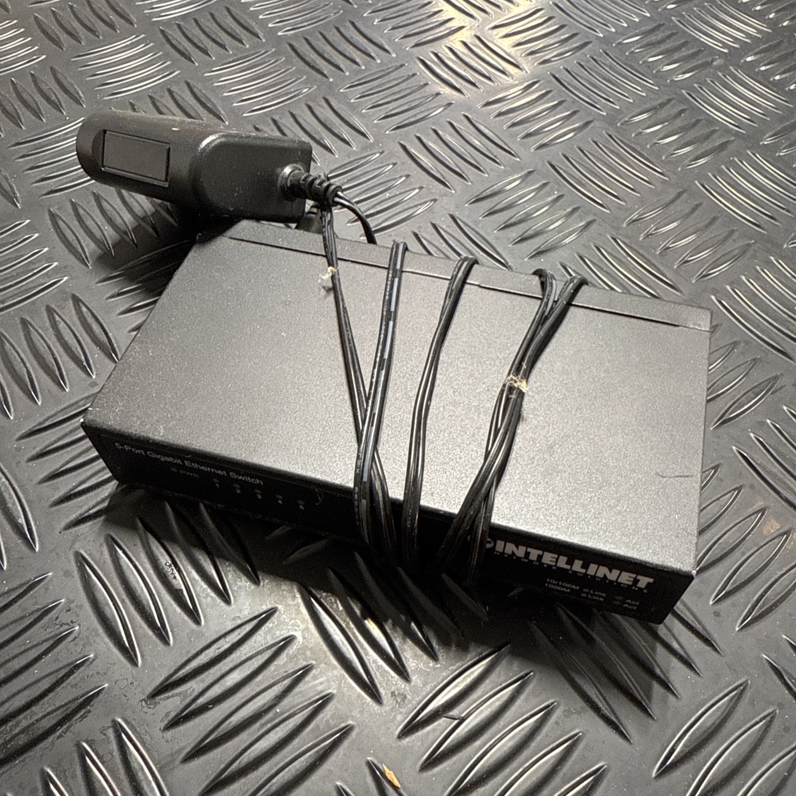 Intellinet 530378 5-Port Gigabit Ethernet Switch Whit Power Cord